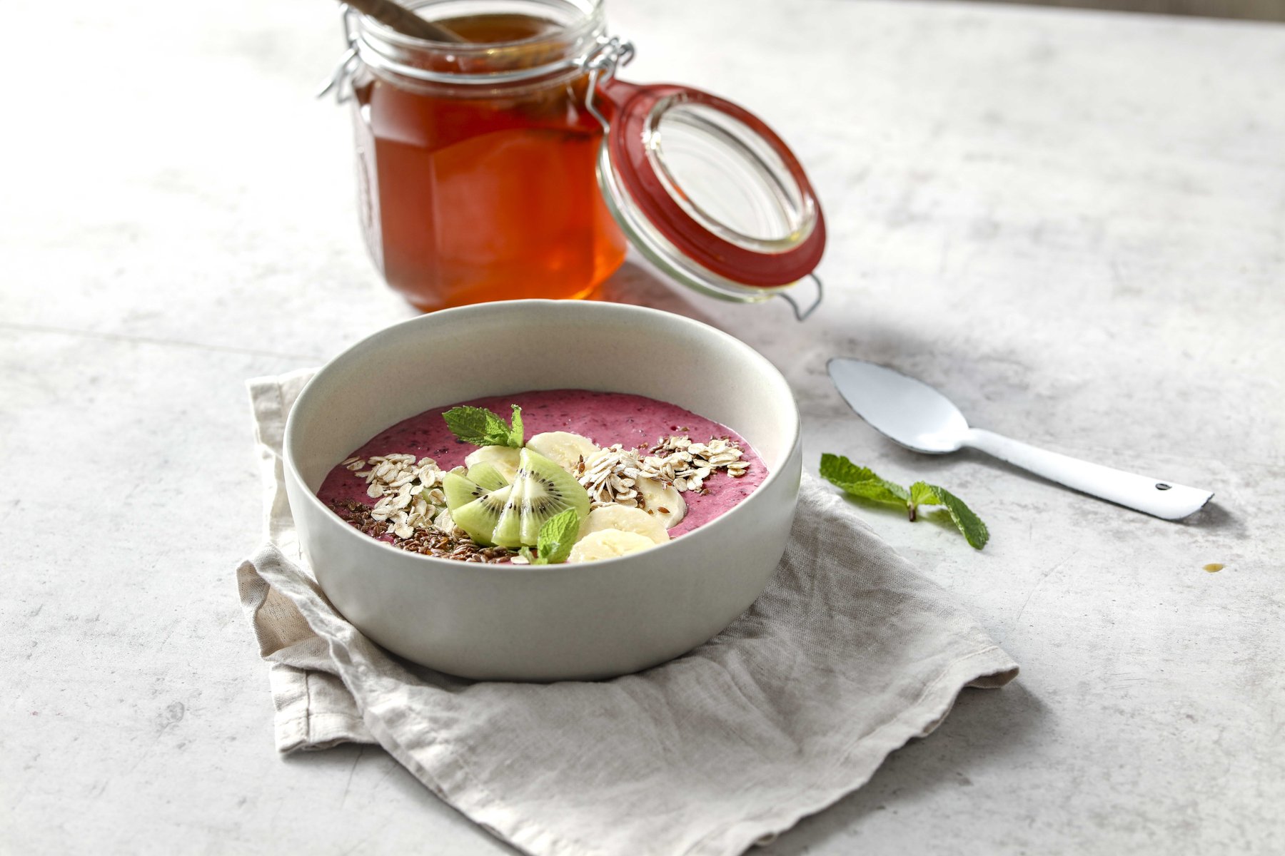Content für Food-Blogs und Magazine: helle Inszenierung gesunder Frühstücks-Leckereien.