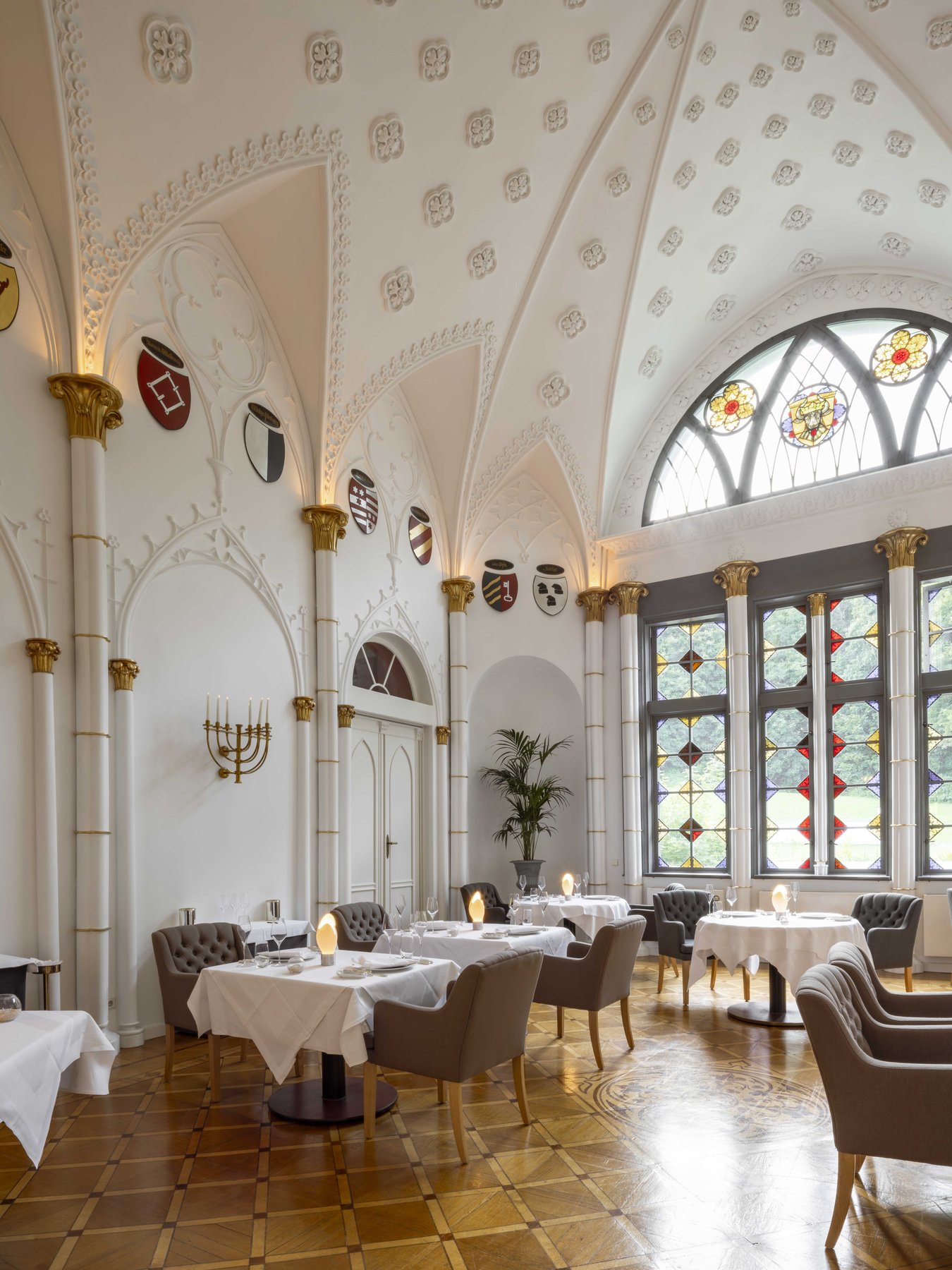 Interior-Fotografie Luxushotel: der prachtvolle Wappensaal auf Burg Schlitz mit gotischen Gewölben – Kitchenkiss Studio.