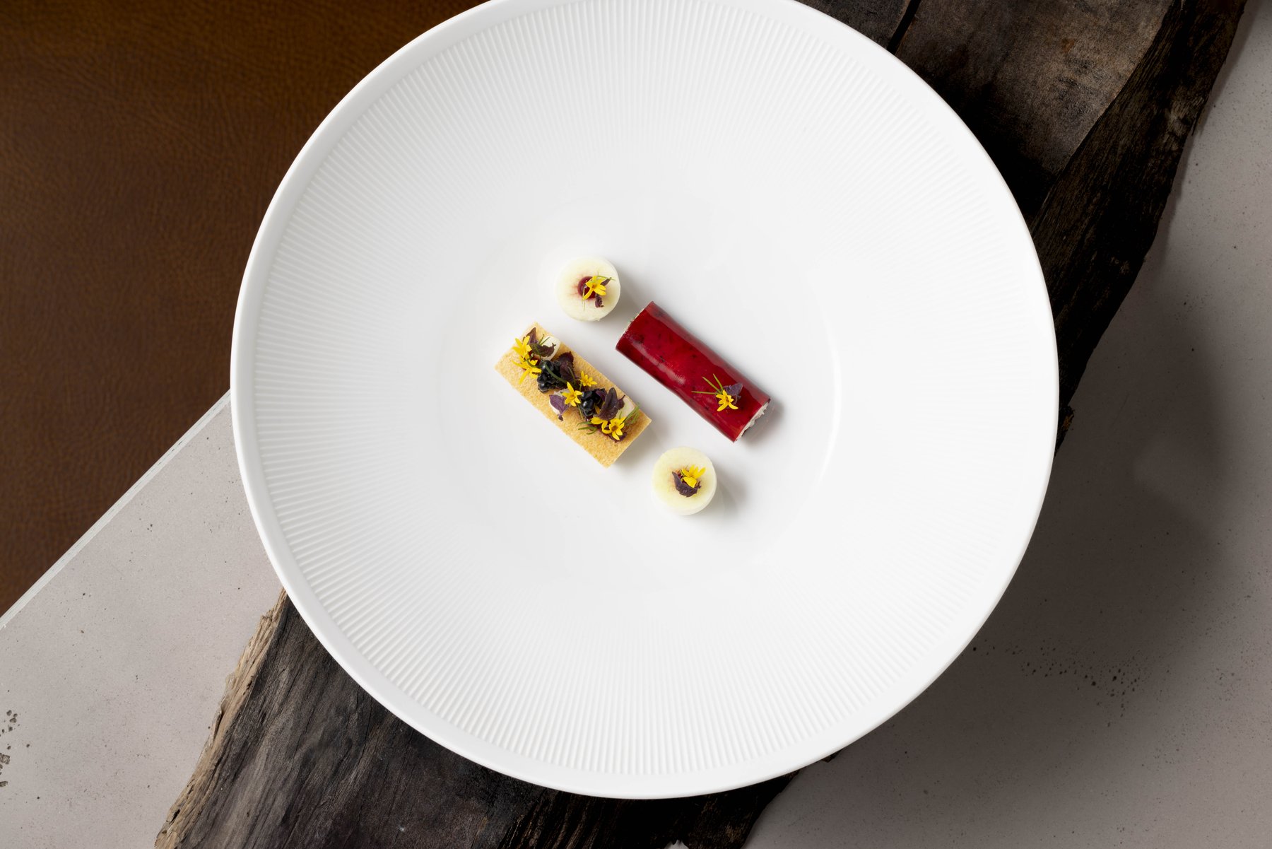 Fein angerichtetes Gericht in warmem Licht – High-End Foodfotografie für die gehobene Gastronomie.