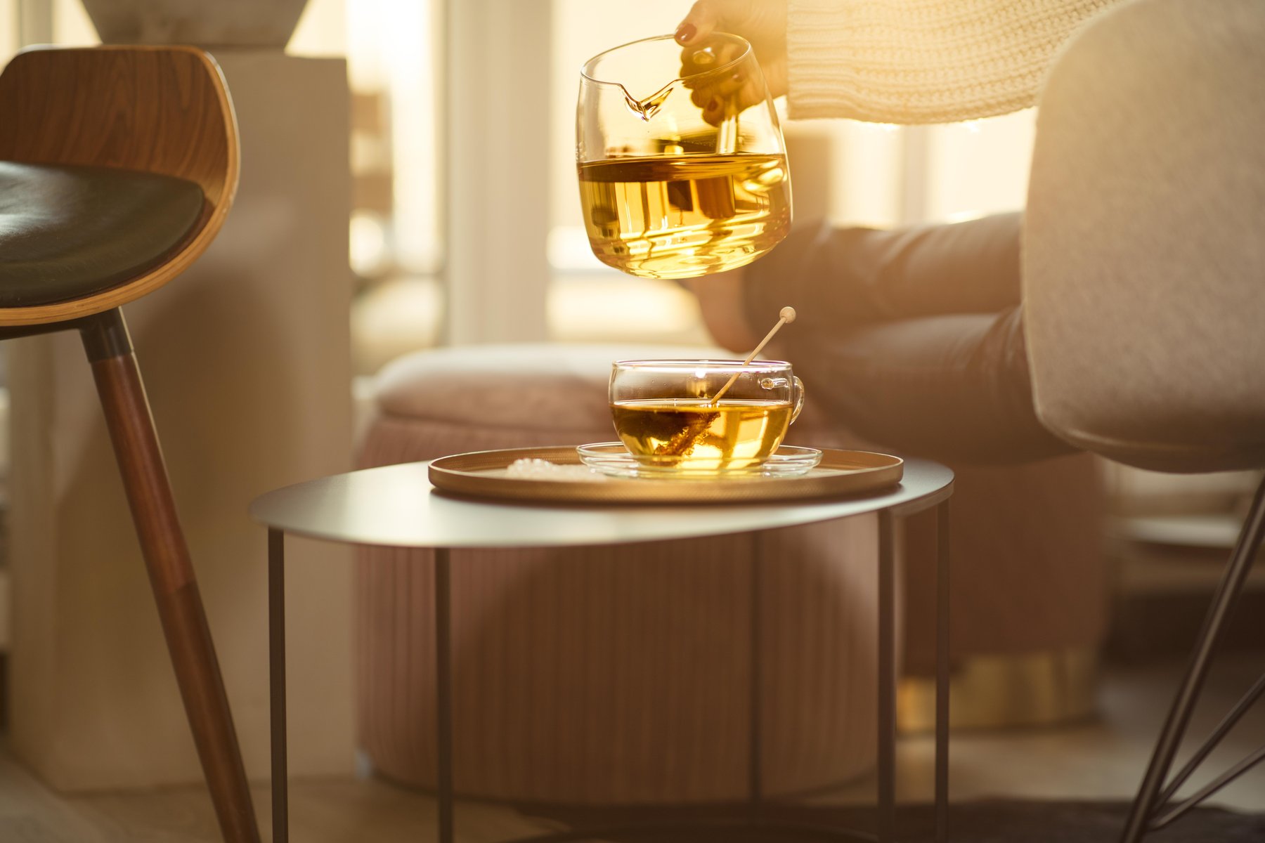 Stimmungsvolle Beverage-Fotografie: Lichtreflexe und Entschleunigung beim Tee-Genuss.