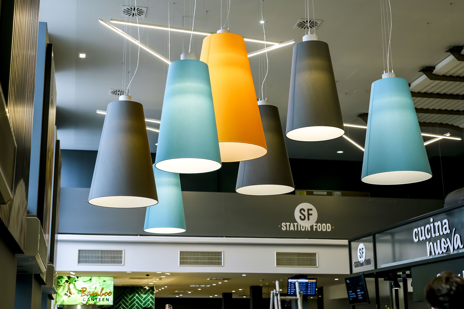 Modernes Lichtdesign und Architektur-Fotografie in einer Station Food – farbige Akzente im Gastronomie-Interieur.