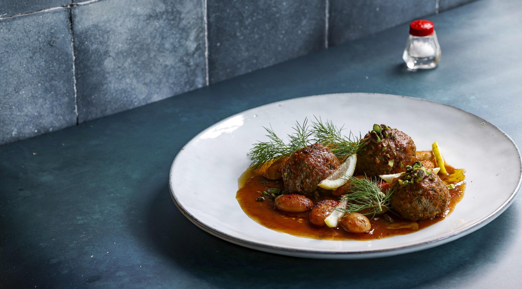 Rustikal inszeniertes Gericht auf haptischem Untergrund – Rustikale Food-Fotografie von Kitchenkiss – haptische Untergründe, Altholz-Ästhetik, perfectly unperfect.