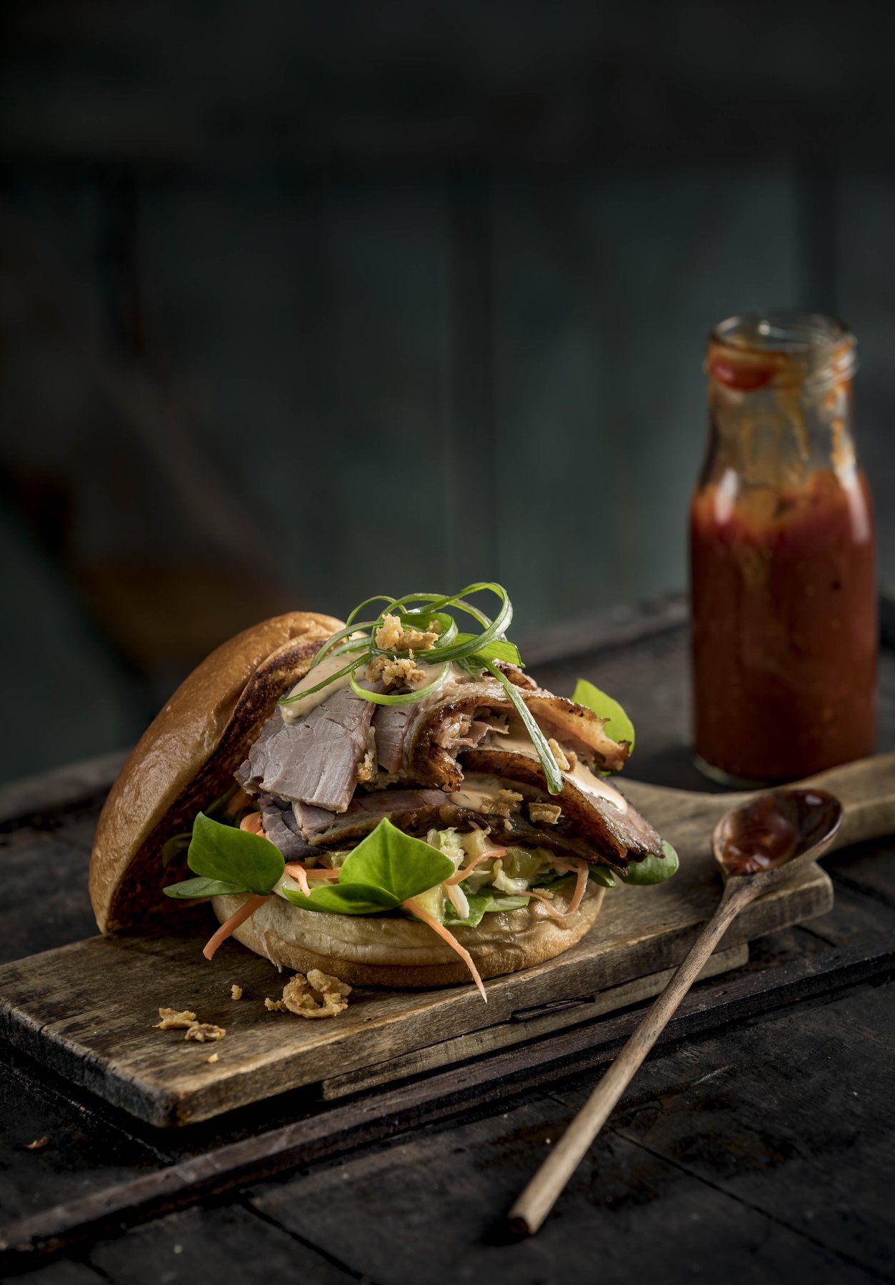 Herzhafte Speise in Altholz-Ästhetik – Rustikale Food-Fotografie von Kitchenkiss – haptische Untergründe, Altholz-Ästhetik, perfectly unperfect.