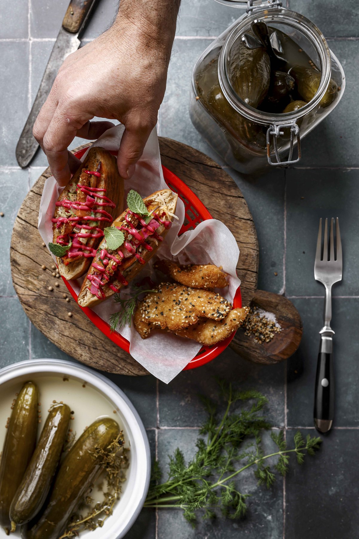 Rustikale Speise mit Textur-Fokus – Rustikale Food-Fotografie von Kitchenkiss – haptische Untergründe, Altholz-Ästhetik, perfectly unperfect.