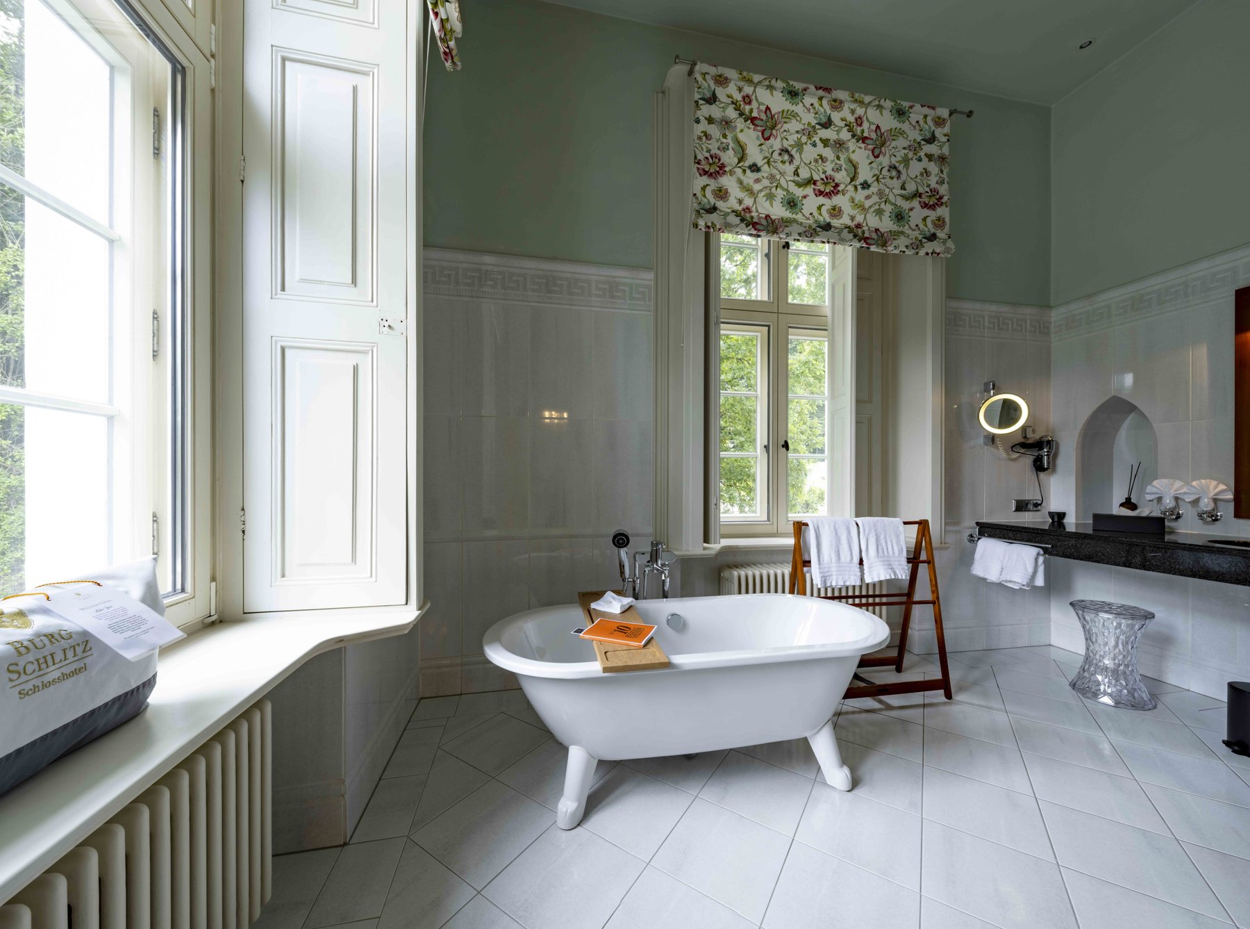 Interior-Fotografie Badezimmer: freistehende Badewanne im klassischen Schloss-Design.