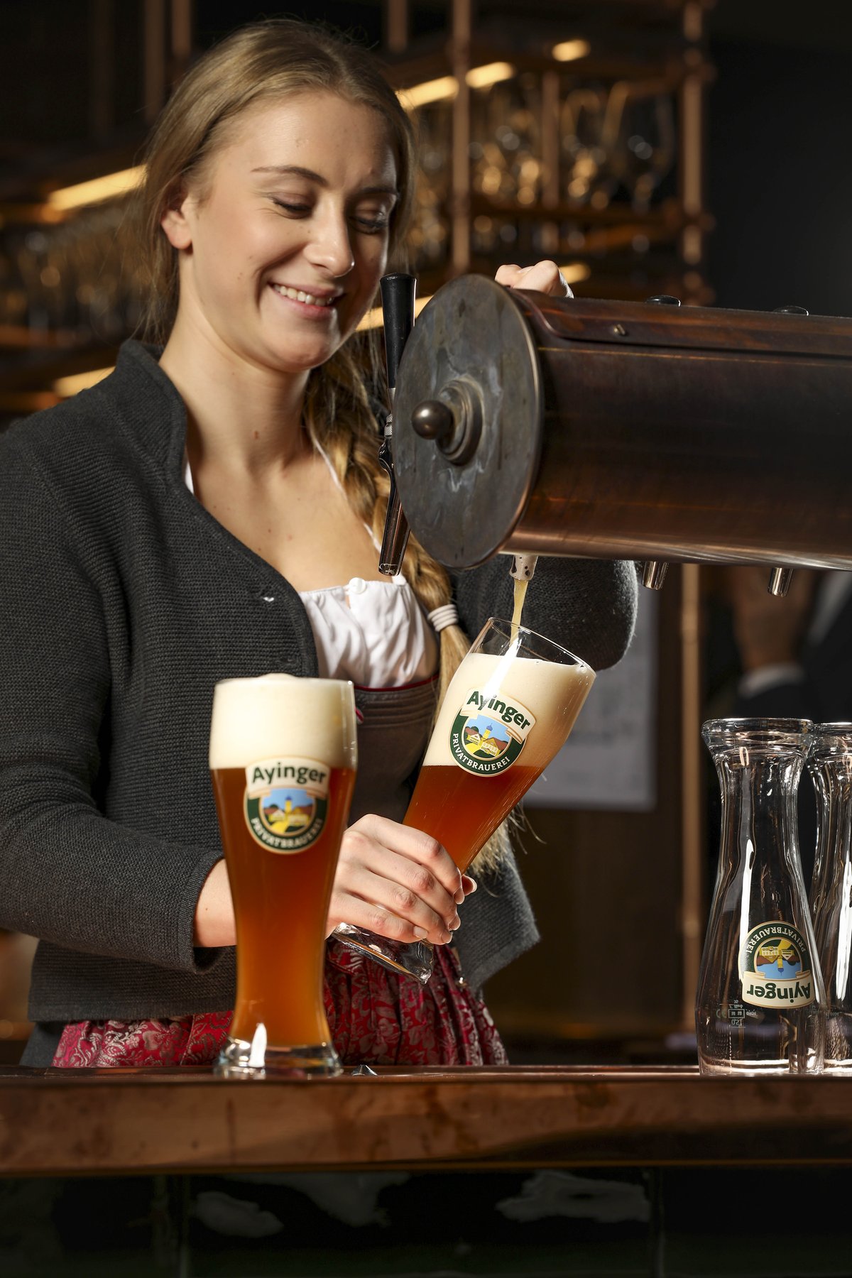 Action-Shot Gastronomie: professionelles Zapfen von Weißbier – Fokus auf authentischen Service und Getränke-Präsentation.