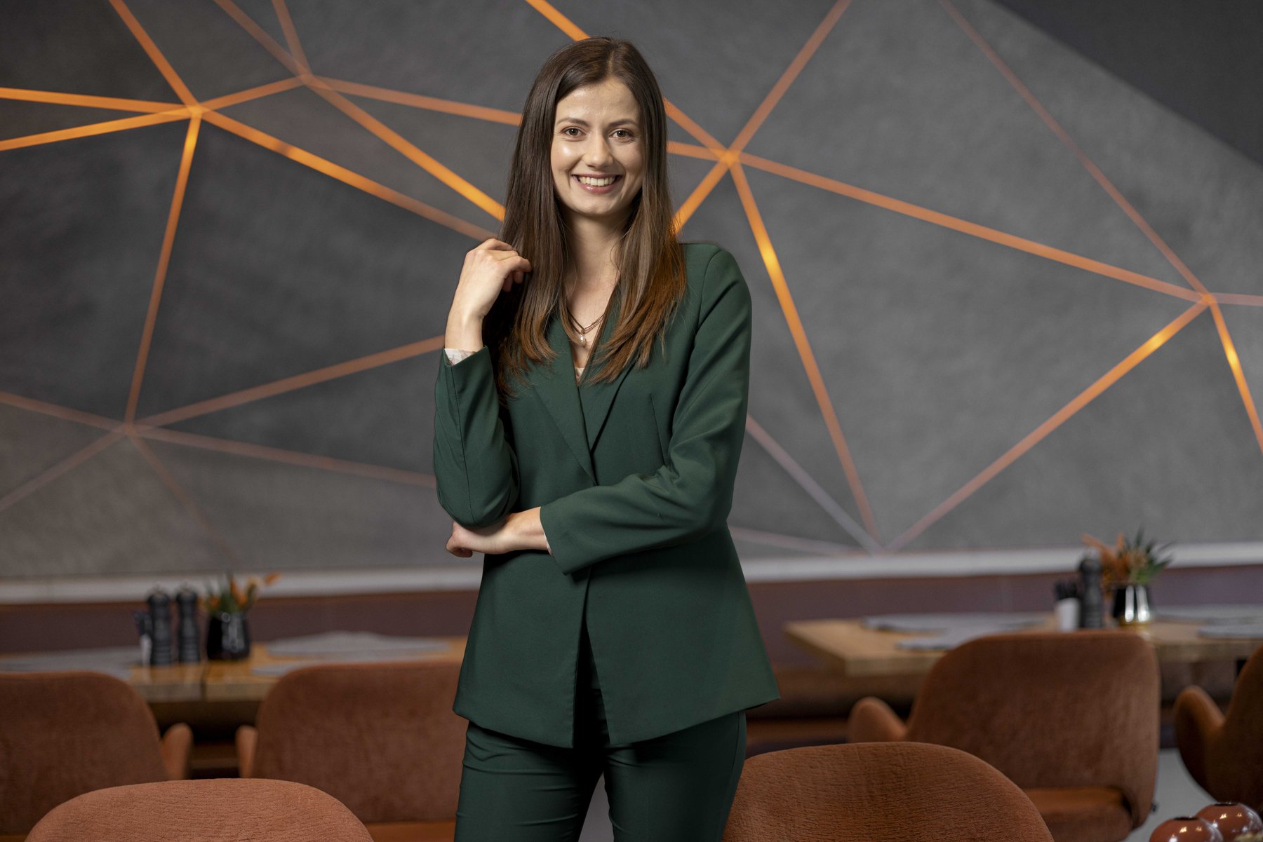 Business-Fotografie für die Hotellerie: professionelles Porträt einer Managerin oder Inhaberin für die Website-Präsenz.