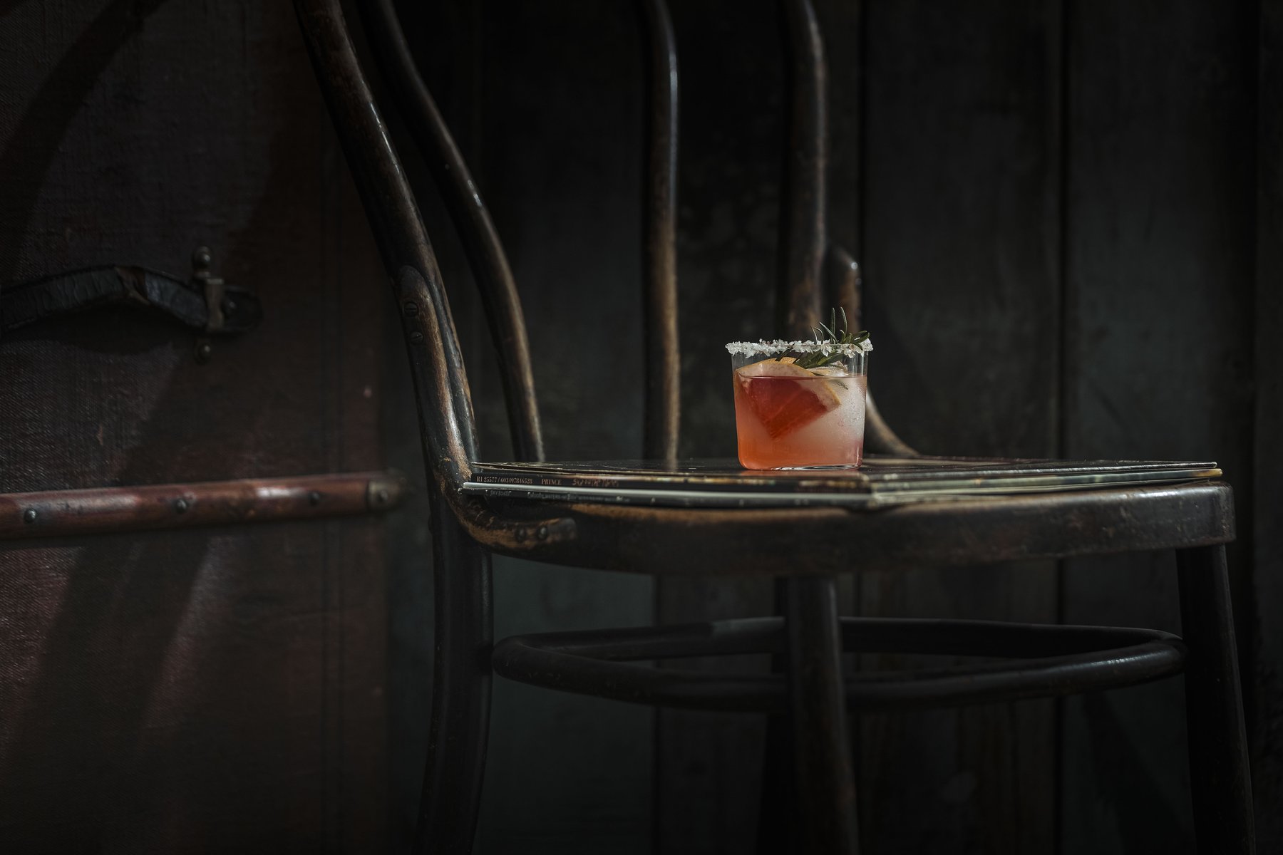 Getränk dynamisch in Szene gesetzt – High-End Liquid-Fotografie.