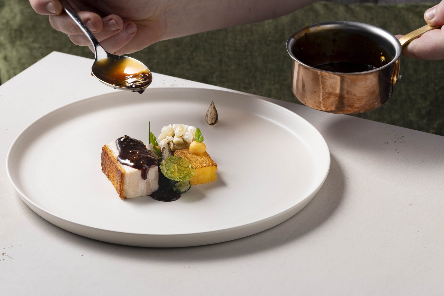 Kunstvoll angerichtetes Gourmet-Gericht – Sternegastronomie
