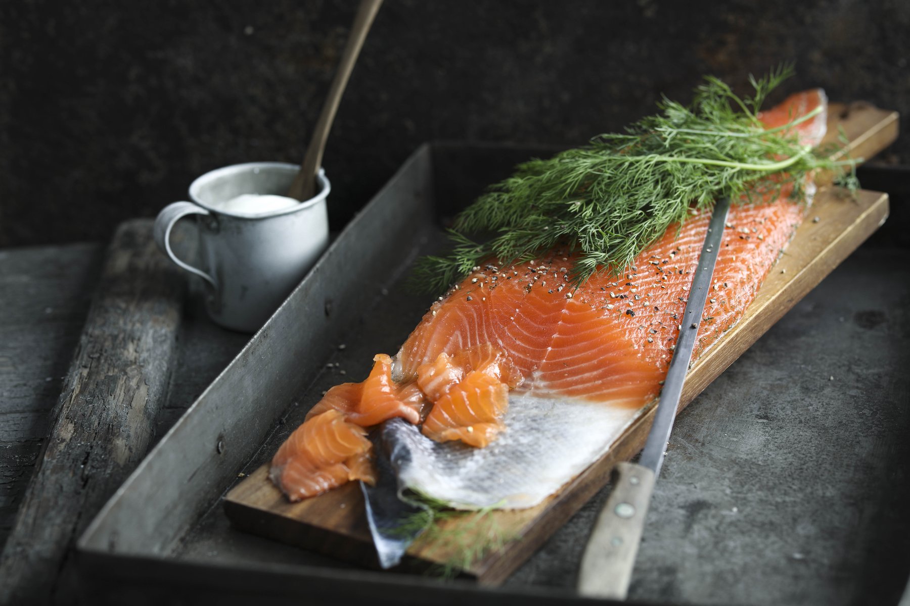 Lachsseite in Vorbereitung – rustikale Fisch-Fotografie mit Fokus auf Frische und Handwerk.