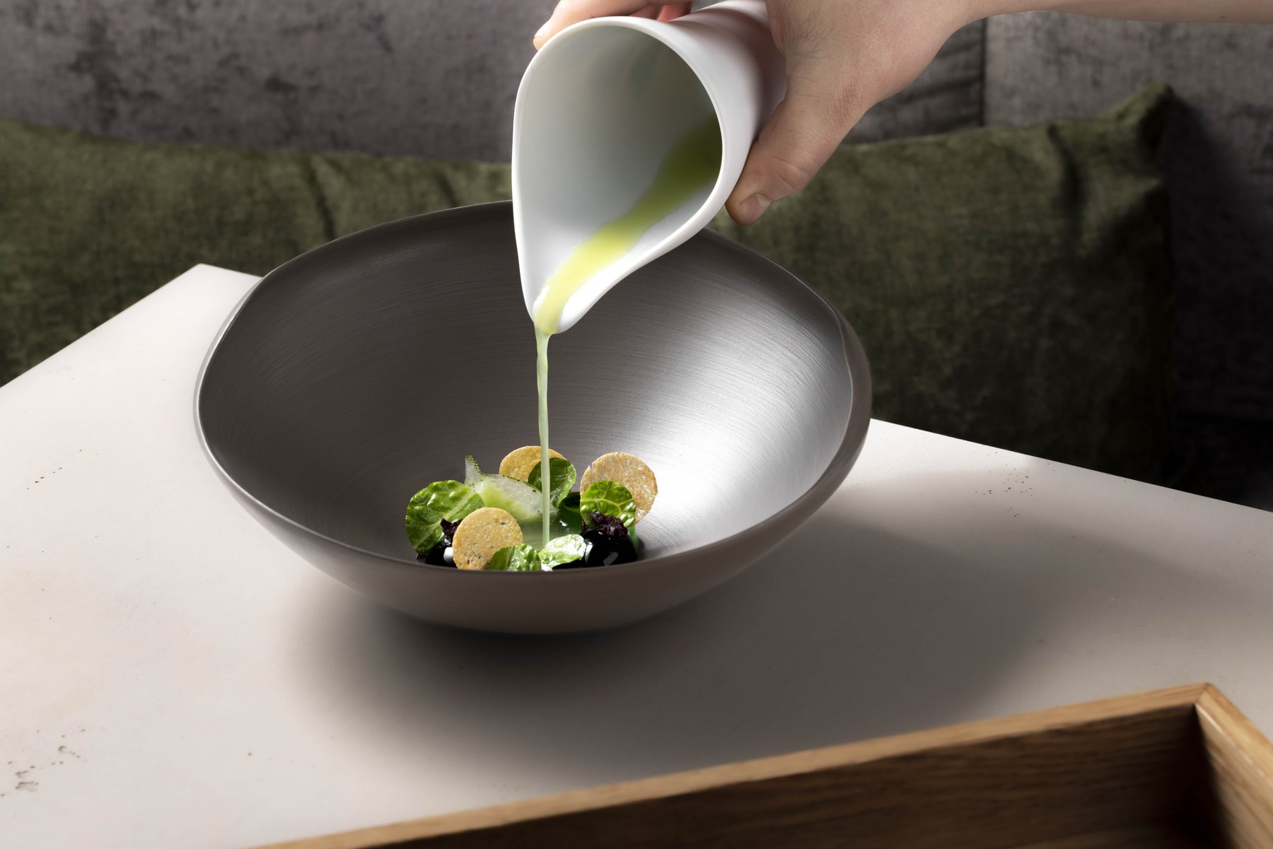 Elegantes Fine-Dining-Gericht – ästhetische Foodfotografie mit Fokus auf Anrichtekunst.