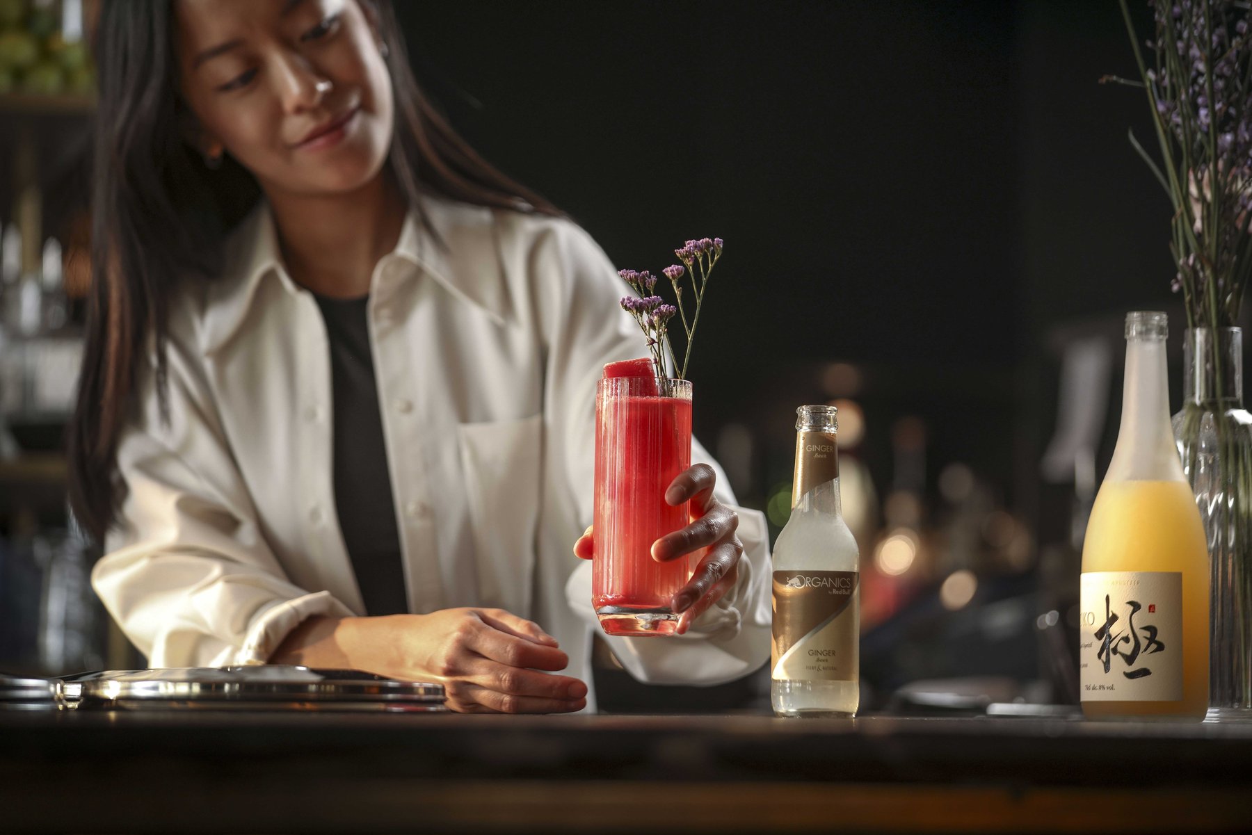 Professionelle Produktfotografie für Getränkehersteller: Lifestyle-Shooting einer Flasche zur Verkaufsförderung im Online-Shop.