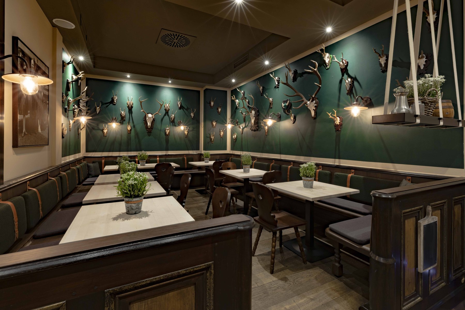 Modernes Restaurant-Design mit grünen Akzenten – professionelle Restaurantfotografie von Kitchenkiss.