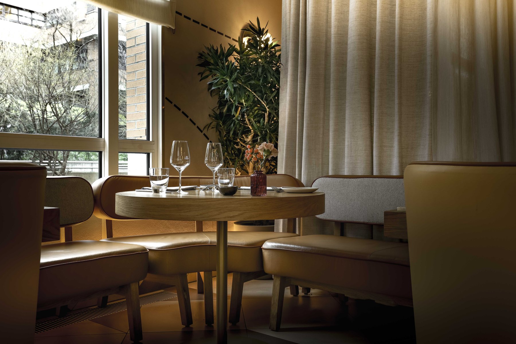 Professionelle Bar-Fotografie: Weitwinkelaufnahme eines luxuriösen Bar-Bereichs mit Fokus auf Architektur und Lichtdesign.