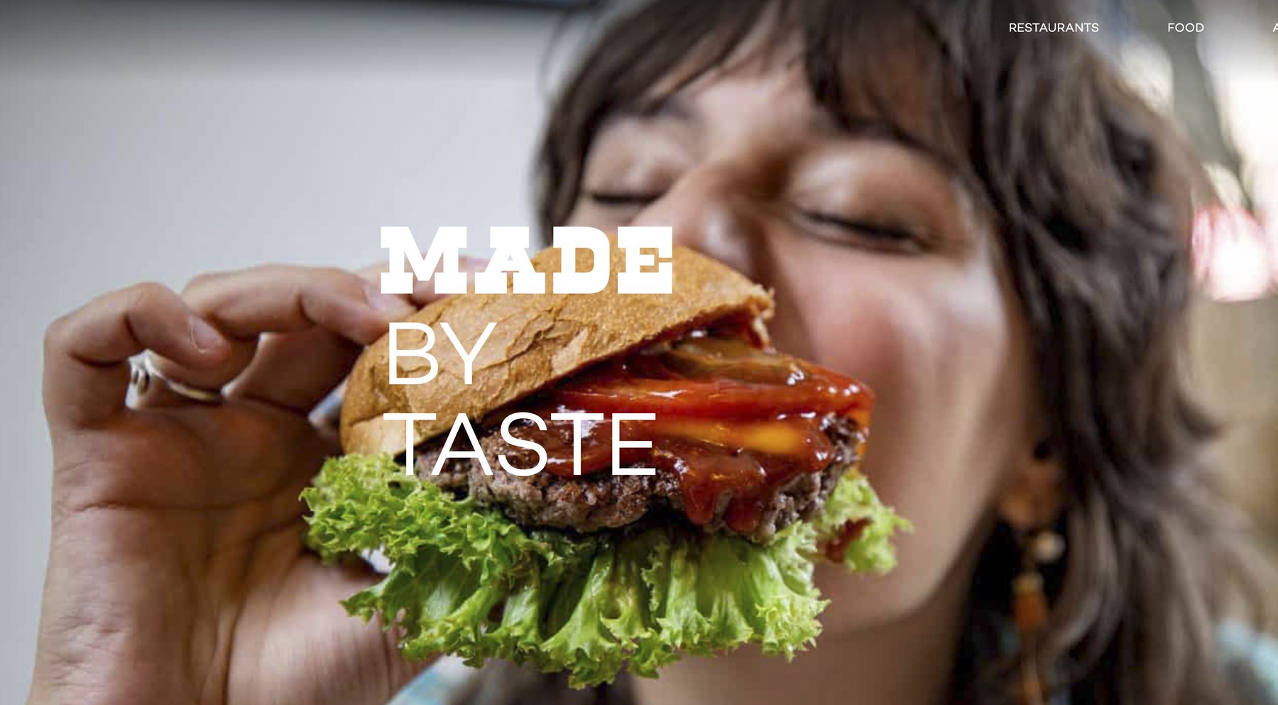 Junge Frau genießt einen Ruff's Burger – emotionale Foodfotografie
