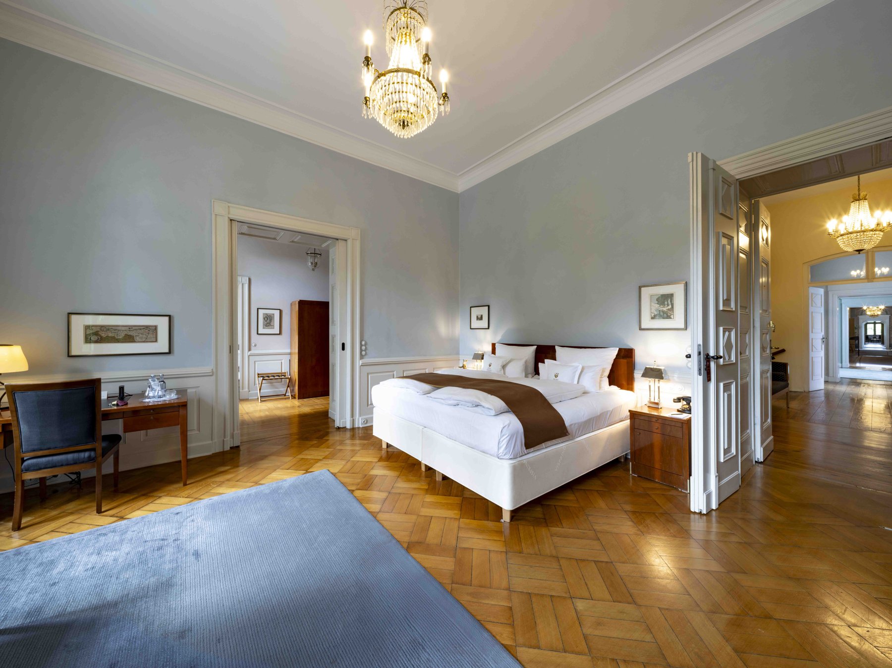 High-End Hotel-Fotografie: großzügiges Schlafzimmer-Design in einer Suite auf Burg Schlitz.