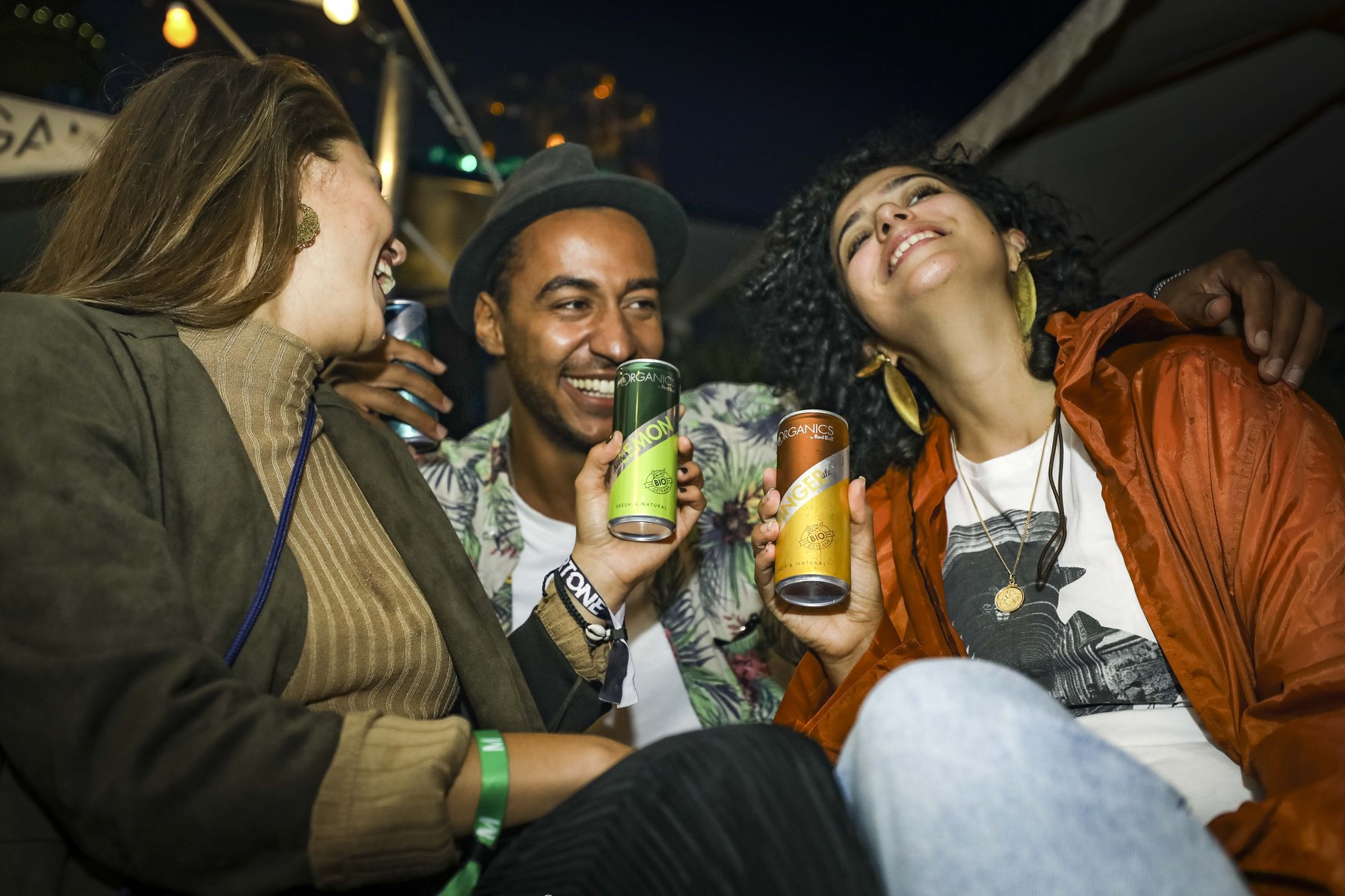 Authentischer Lifestyle-Moment mit Red Bull auf einem Urban Event