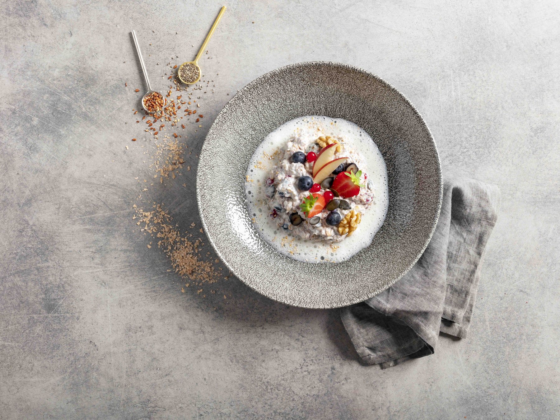 Gesundes Gericht in Clean-Eating-Ästhetik – Helle, frische Food-Fotografie von Kitchenkiss – Clean Eating, Tageslicht, natürliche Ästhetik.