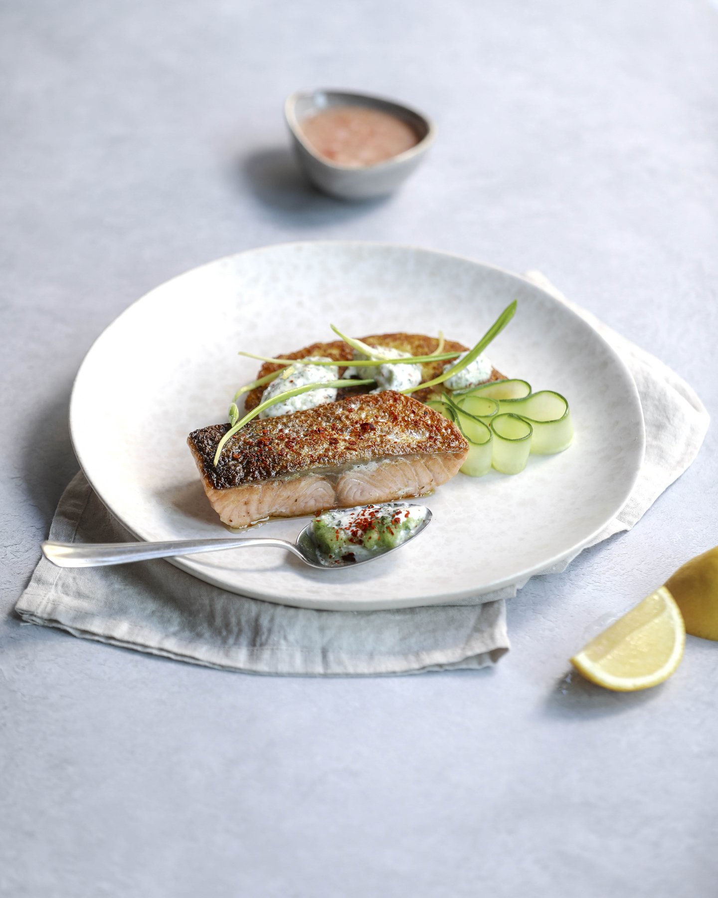 Frisches Frühstück hell fotografiert – Helle, frische Food-Fotografie von Kitchenkiss – Clean Eating, Tageslicht, natürliche Ästhetik.