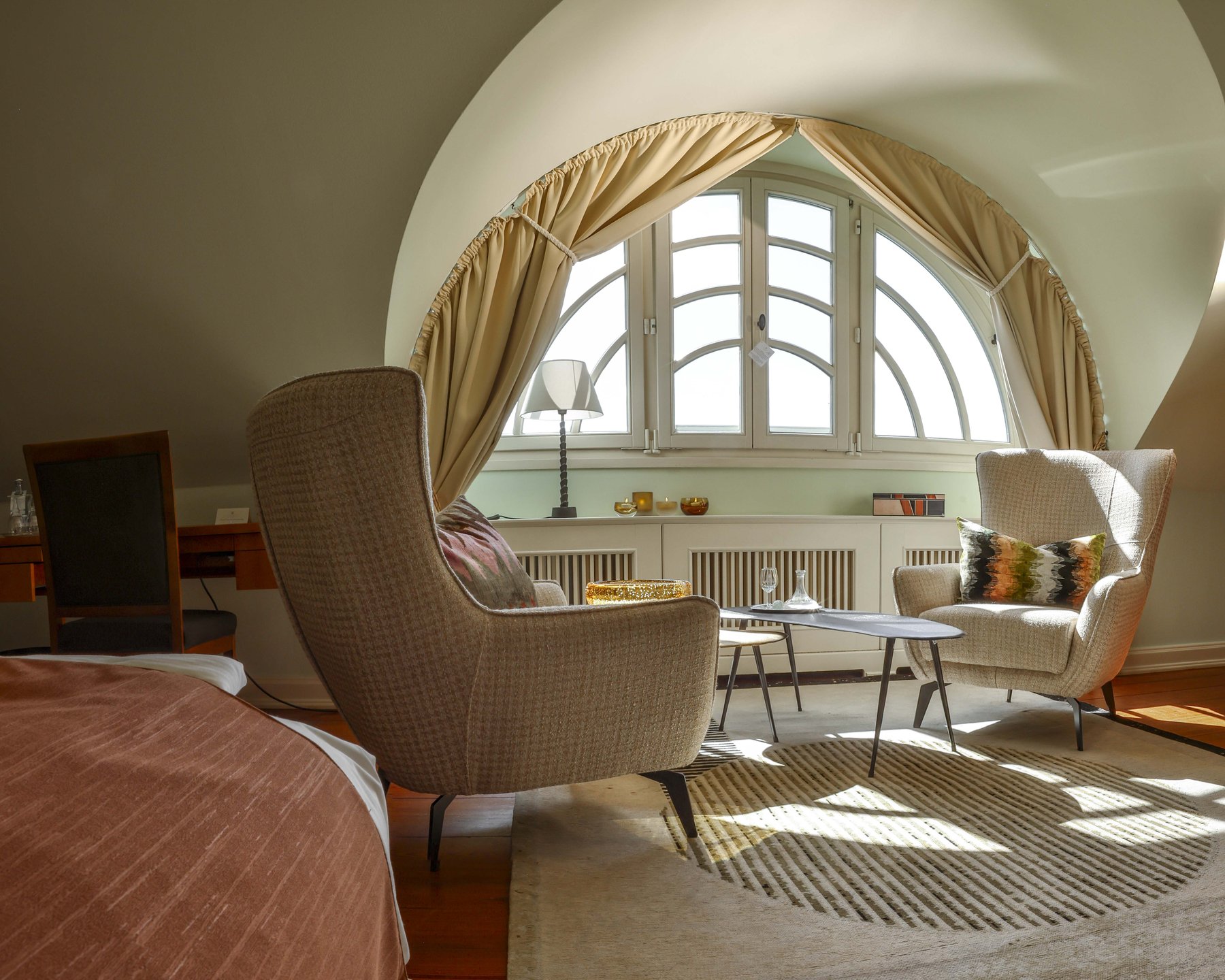 Stimmungsvolle Interieur-Fotografie einer Lounge-Ecke mit Design-Beleuchtung für die Hotellerie.
