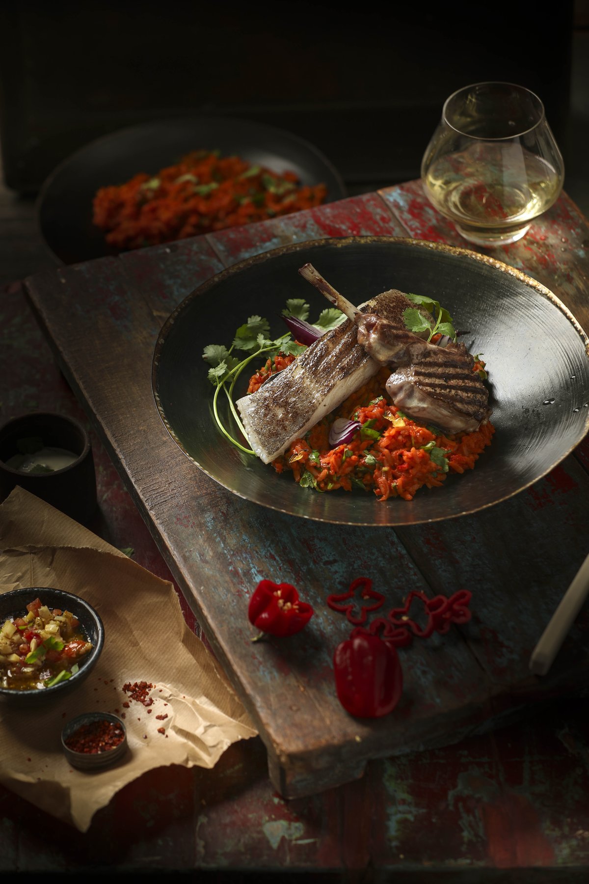 Bodenständige Küche stimmungsvoll fotografiert – Rustikale Food-Fotografie von Kitchenkiss – haptische Untergründe, Altholz-Ästhetik, perfectly unperfect.