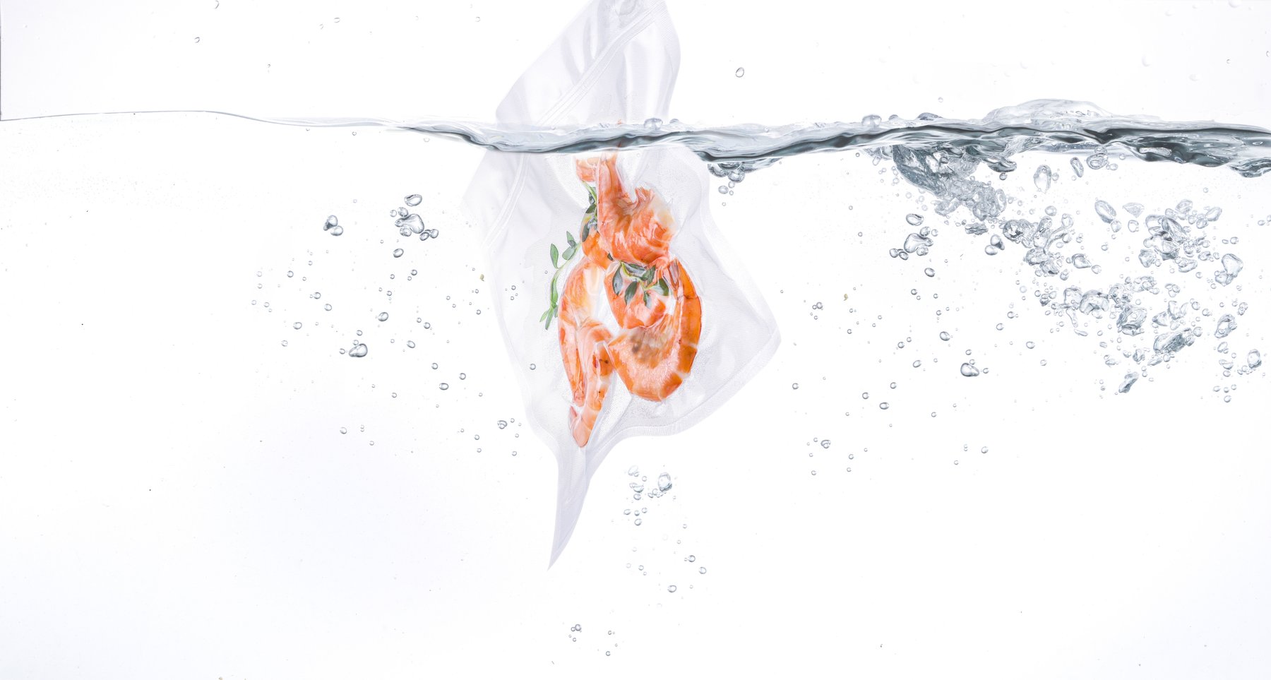 Unterwasseraufnahme vakuumierter Garnelen beim Sous-Vide-Garen