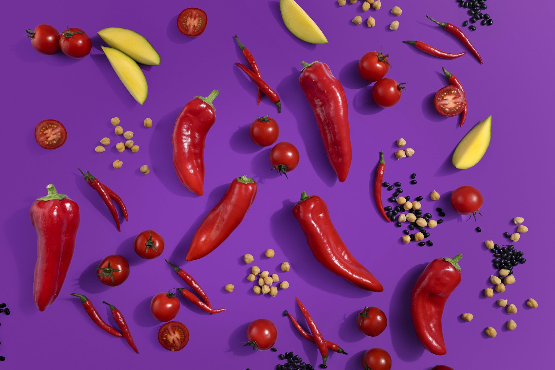 Farbenfrohes Pattern aus Chilis, Tomaten und Kichererbsen für Löwenanteil