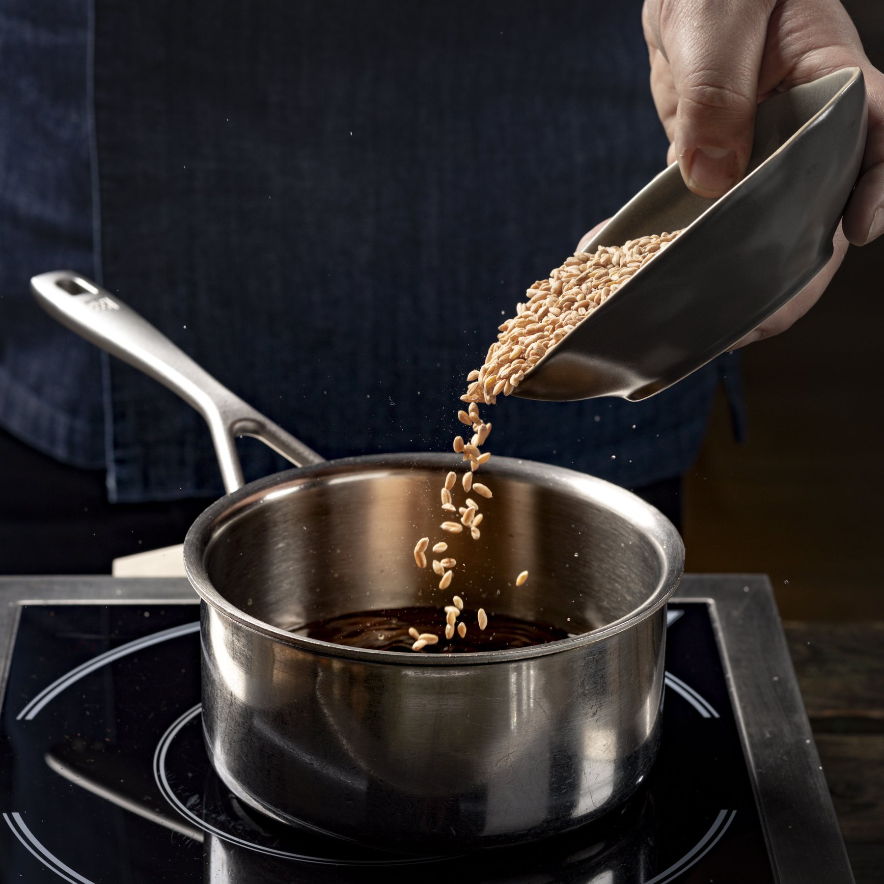 Gourmet-Gericht stimmungsvoll inszeniert – professionelle Foodfotografie.