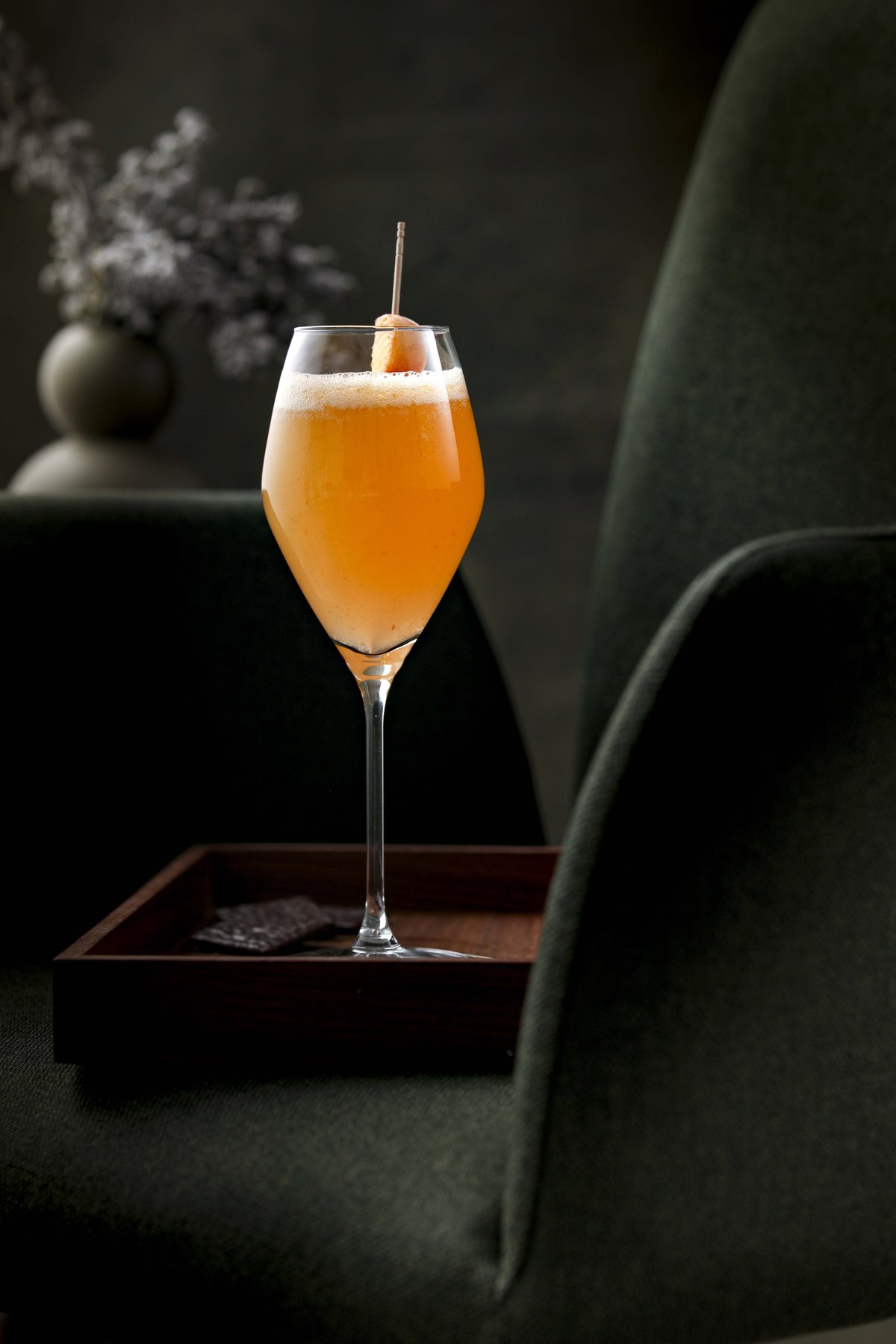 Cocktail kunstvoll präsentiert – hochwertige Drink-Fotografie.