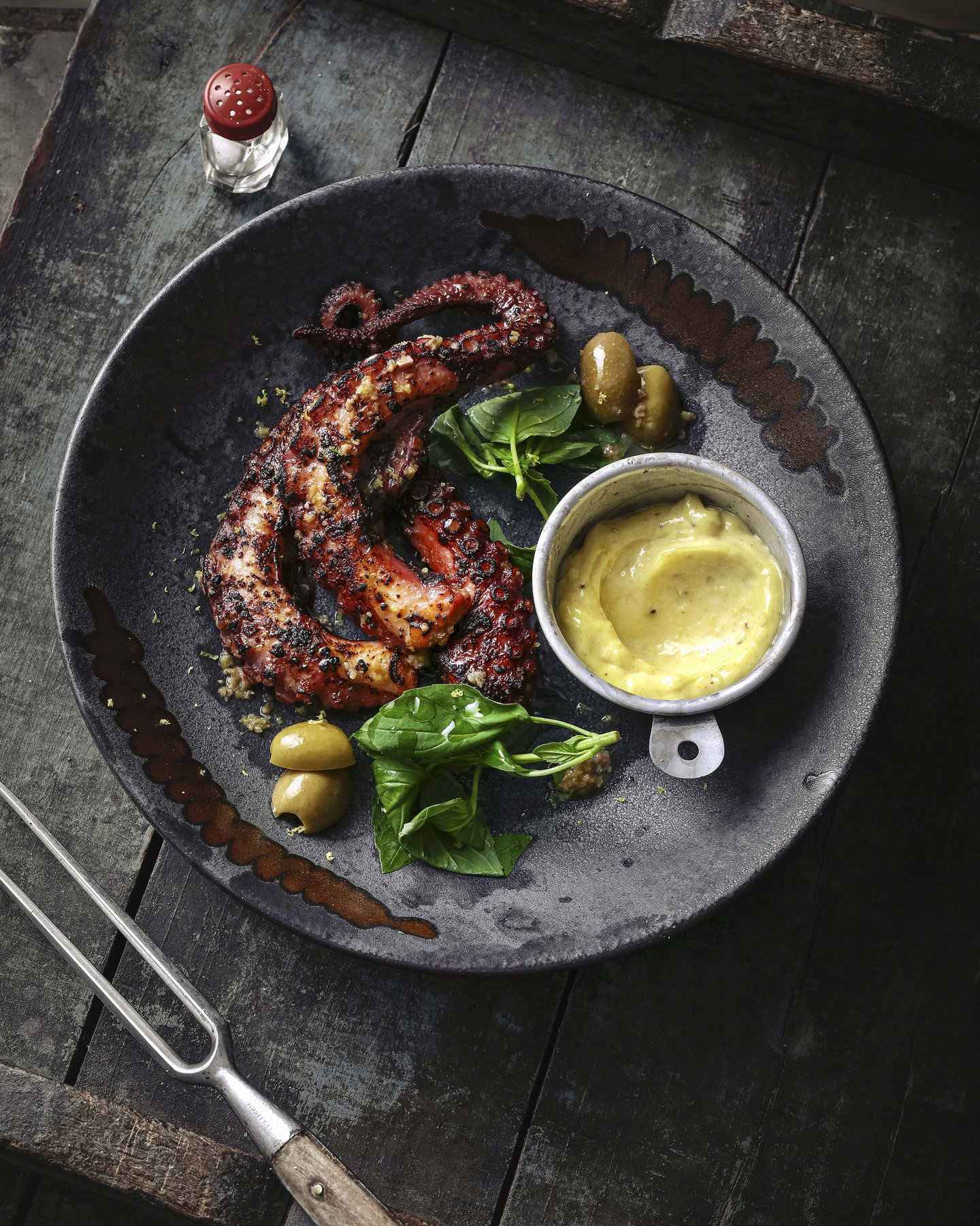 Bodenständiges Gericht appetitlich fotografiert – Rustikale Food-Fotografie von Kitchenkiss – haptische Untergründe, Altholz-Ästhetik, perfectly unperfect.