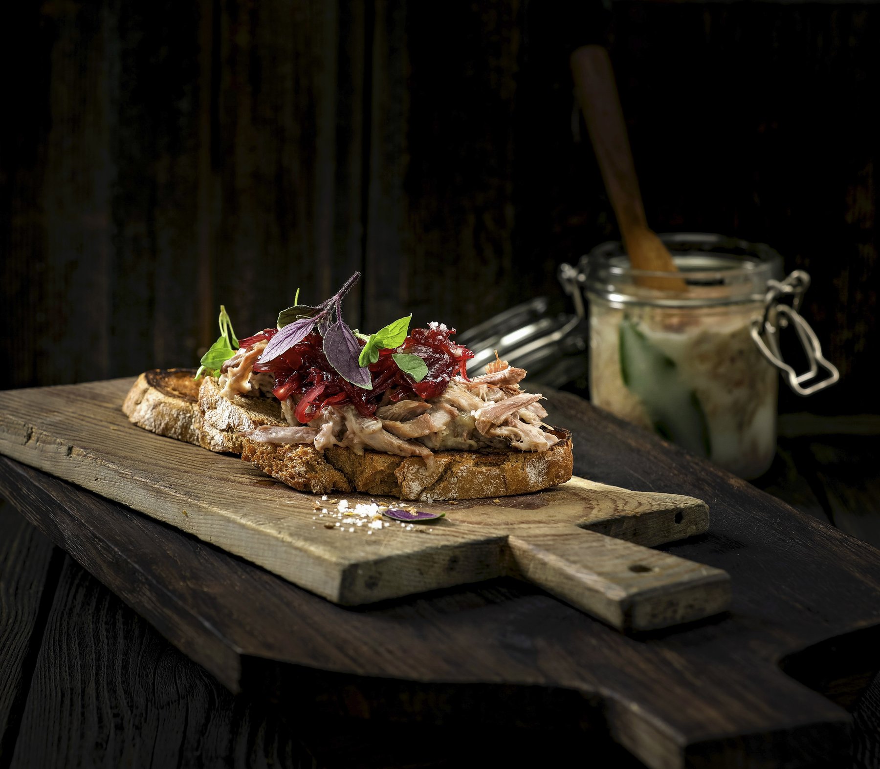 Herzhaftes Gericht in Altholz-Ästhetik – Rustikale Food-Fotografie von Kitchenkiss – haptische Untergründe, Altholz-Ästhetik, perfectly unperfect.