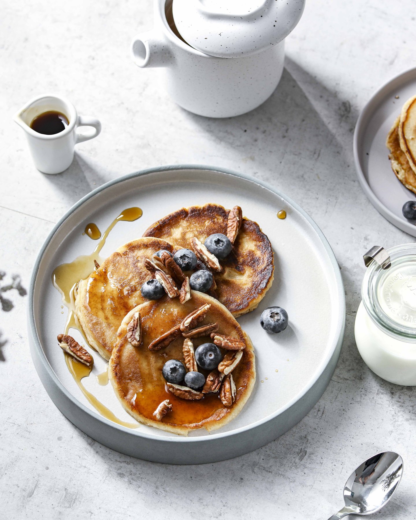 Content-Erstellung für Food-Blogs und Magazine: helle Inszenierung gesunder Frühstücks-Gerichte.