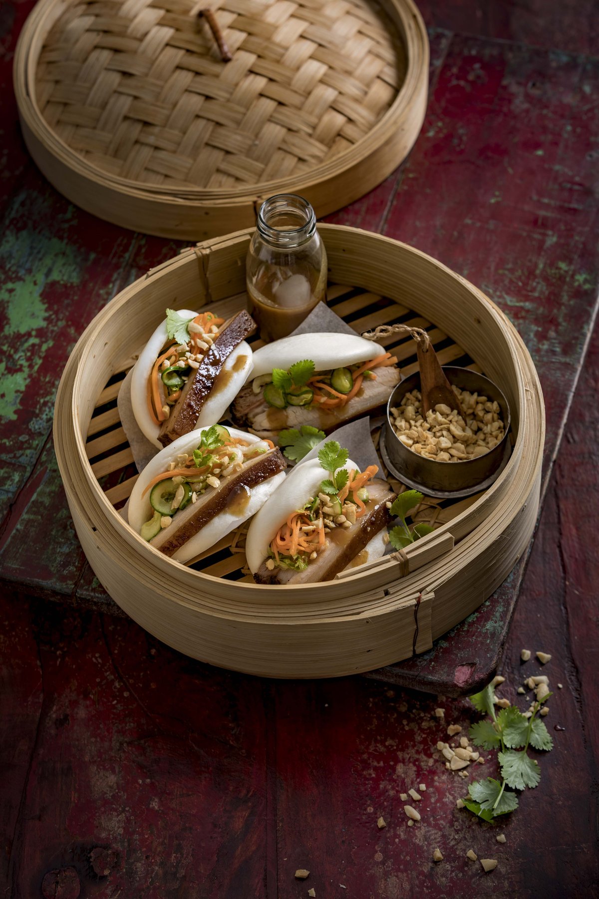 Kreative Streetfood-Fotografie: asiatische Spezialitäten im Dampfkorb – Vielfalt und modernes Food-Marketing.