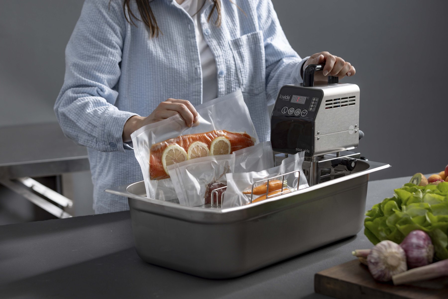 Unterwasseraufnahme von vakuumiertem Lachs beim Sous-Vide-Garen