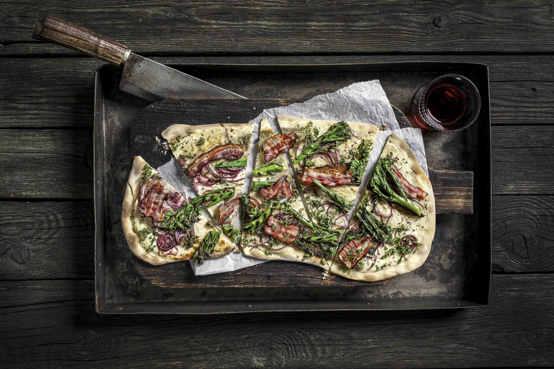 Werbefotografie für Bistro und Pizzeria: rustikaler Flammkuchen mit grünem Spargel – Frische und gute Zutaten.