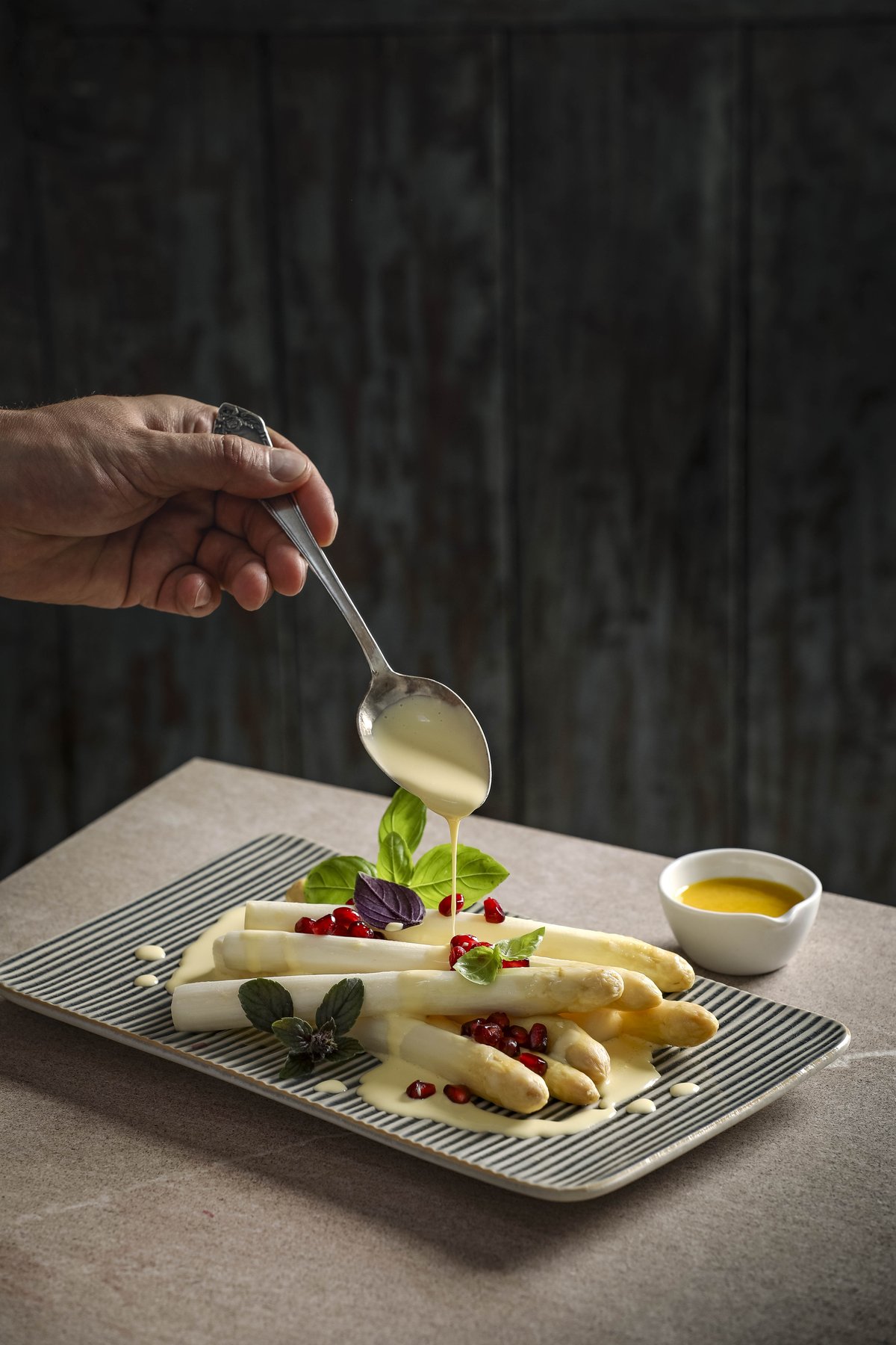 Herzhafte Küche auf dunklem Holz – Rustikale Food-Fotografie von Kitchenkiss – haptische Untergründe, Altholz-Ästhetik, perfectly unperfect.