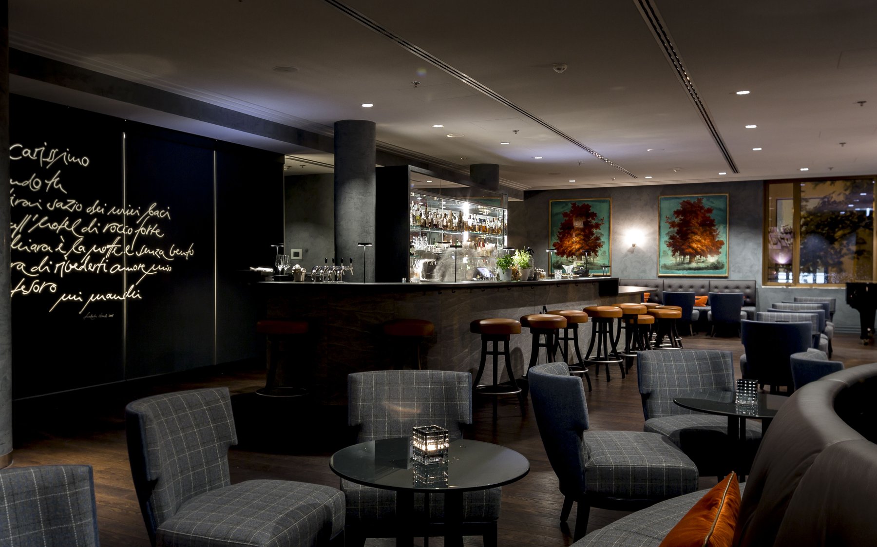 High-End Hotelfotografie einer modernen Bar mit Kunst und Design-Möbeln – Interieur-Shooting für Hotels von Kitchenkiss.