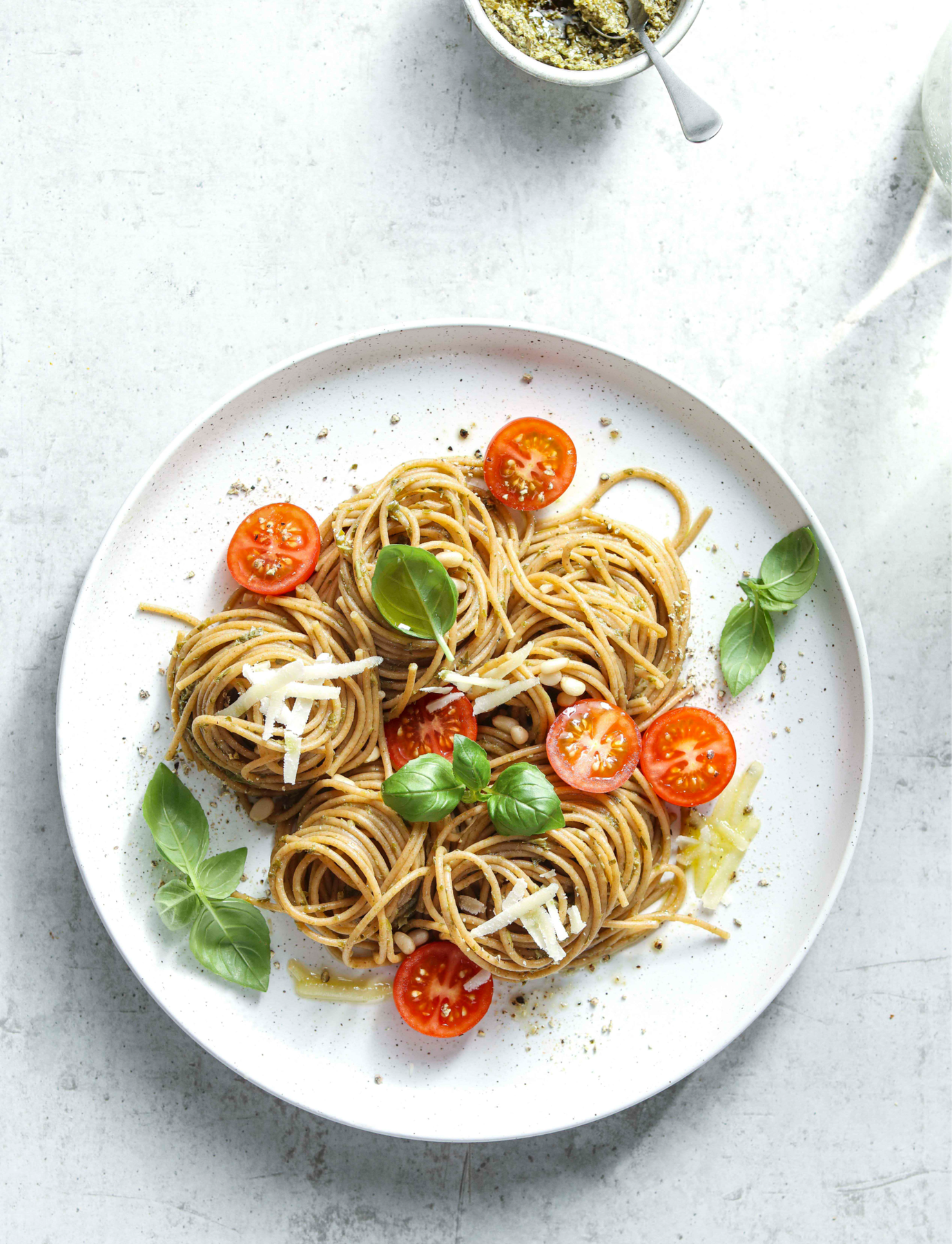 Frische Zutaten grafisch inszeniert – Helle, frische Food-Fotografie von Kitchenkiss – Clean Eating, Tageslicht, natürliche Ästhetik.