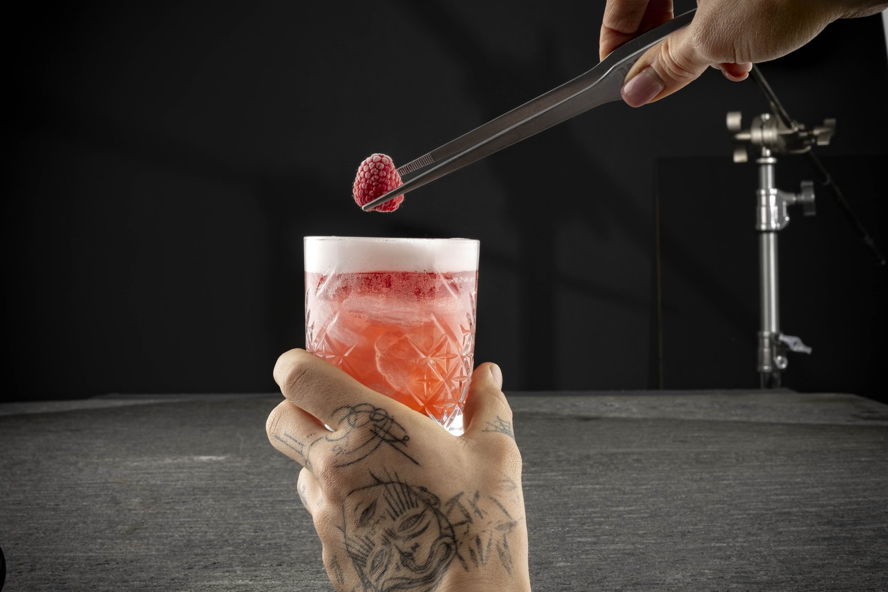 Stimmungsvolle Getränke-Inszenierung – High-End Liquid- und Beverage-Fotografie von Kitchenkiss.