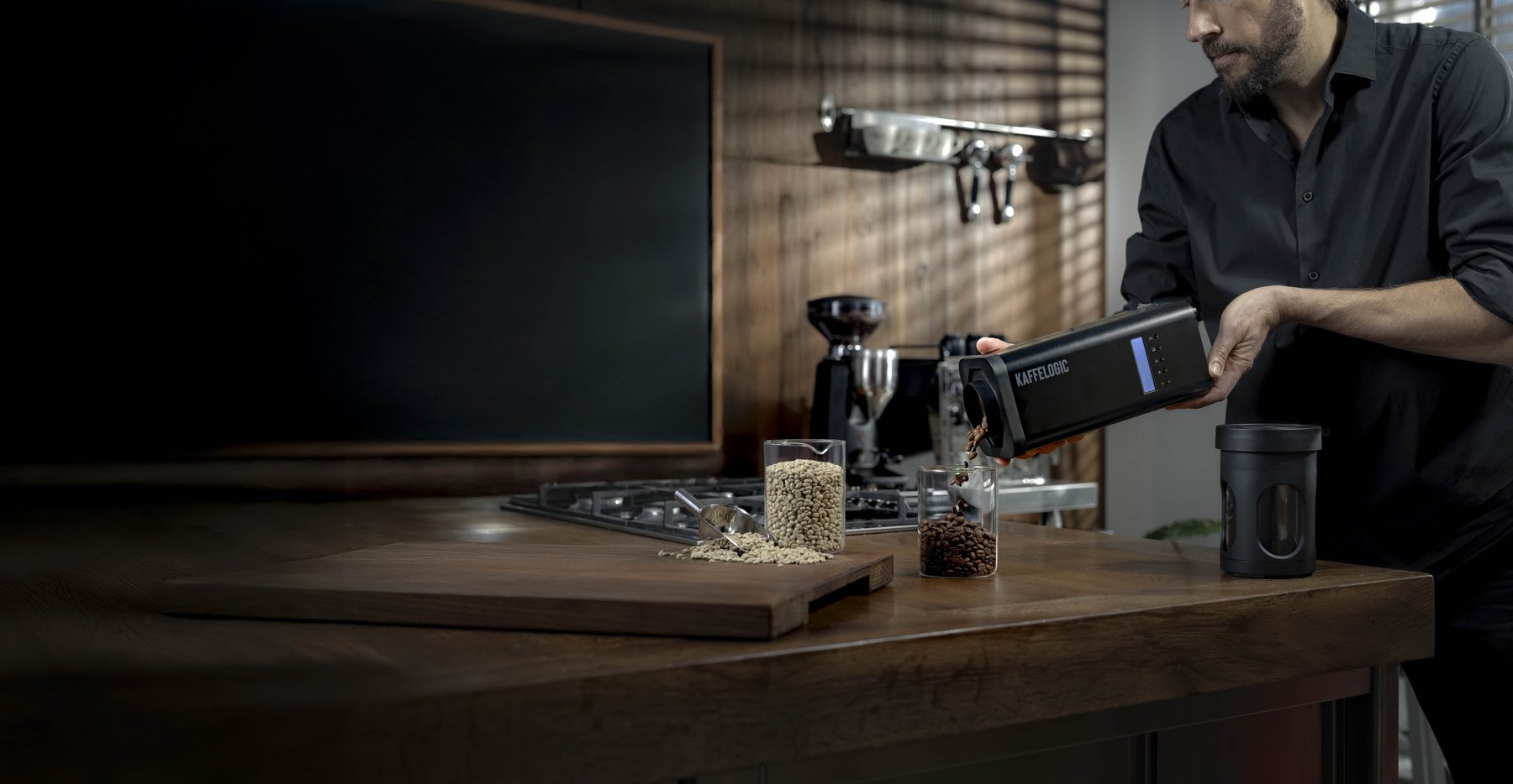 Kaffeeröster im Studio inszeniert – Produktfotografie