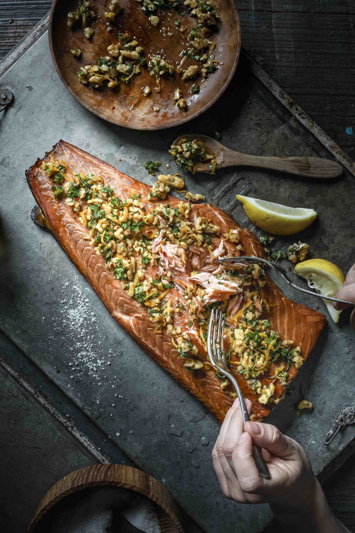 Herzhaftes Gericht in Altholz-Ästhetik – Rustikale Food-Fotografie von Kitchenkiss – haptische Untergründe, Altholz-Ästhetik, perfectly unperfect.
