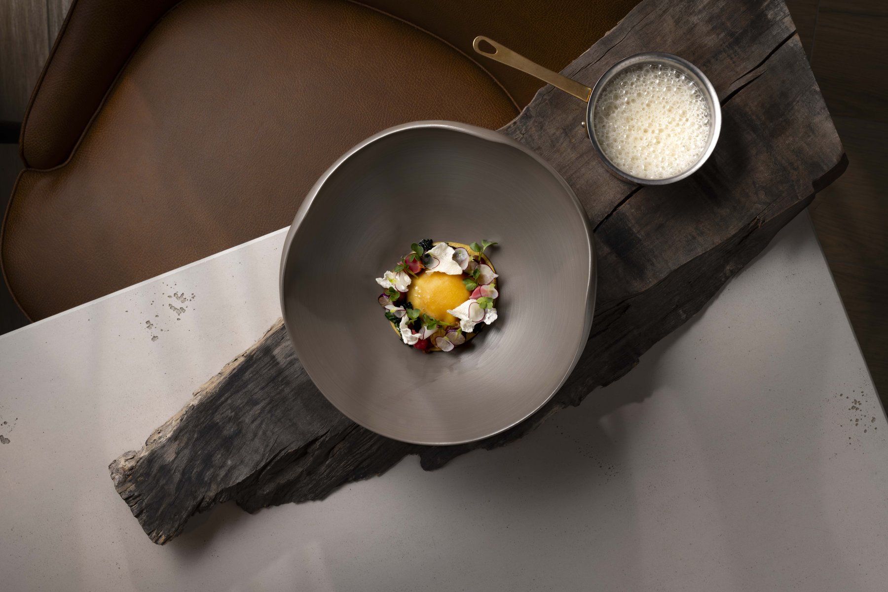 Fein angerichteter Gang der Spitzengastronomie – High-End Foodfotografie.