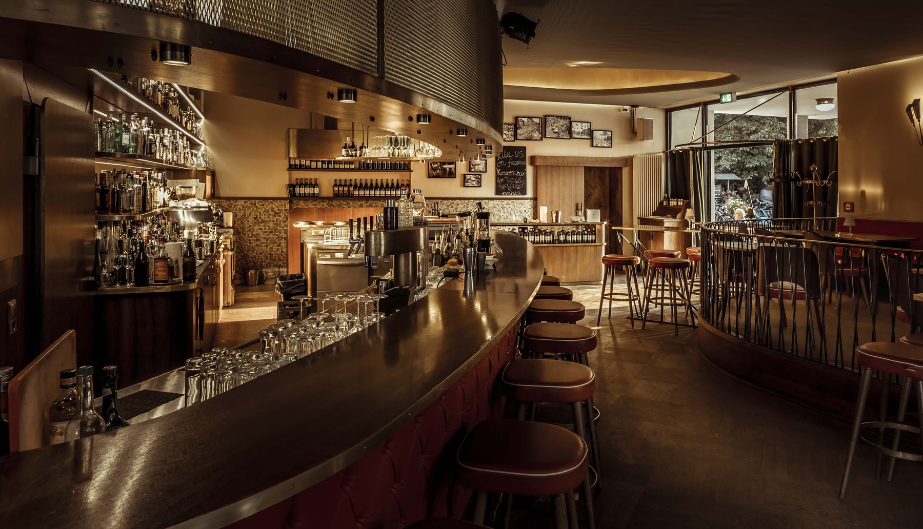 Professionelle Bar-Fotografie bei Nacht – stimmungsvolles Interieur einer Hotelbar für exklusive Gastronomie-Konzepte.