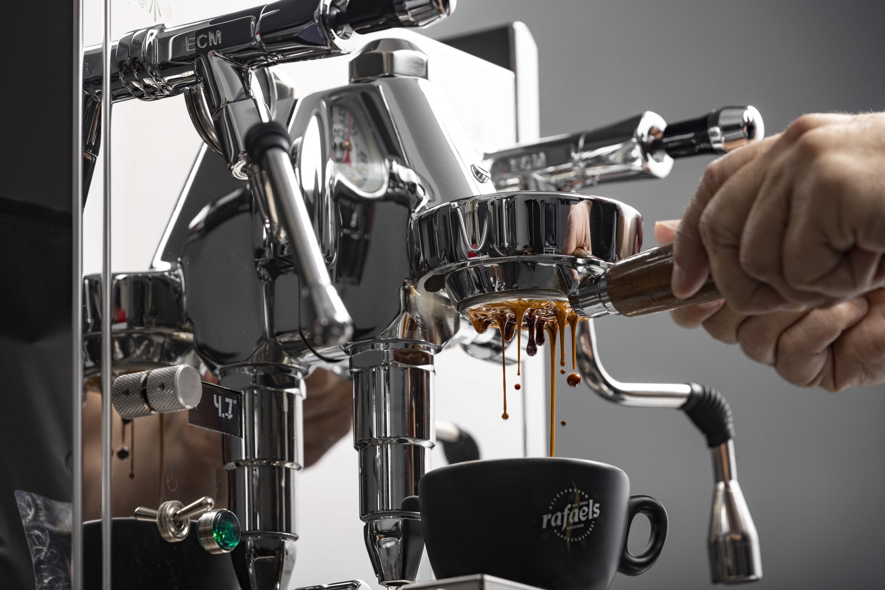 Makro-Aufnahme eines fließenden Espressos aus bodenlosem Siebträger