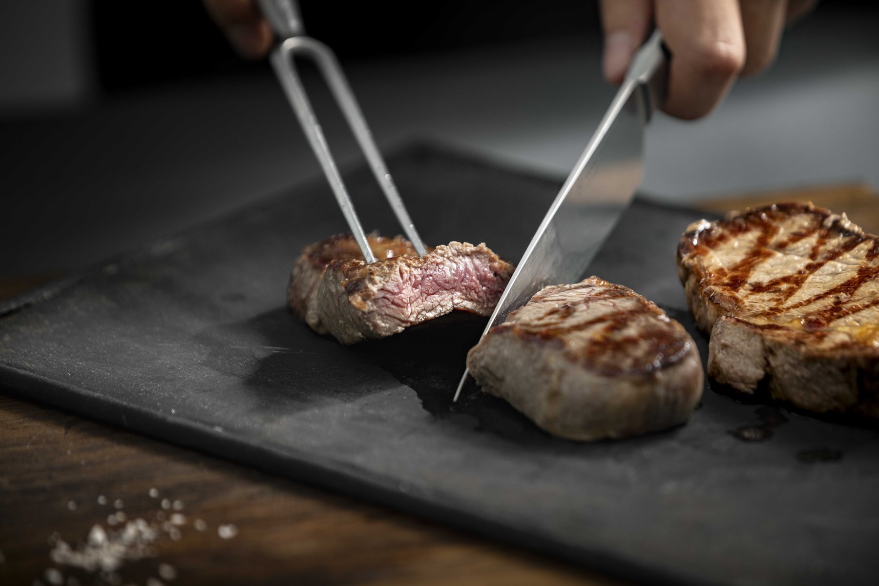 Perfekt gegartes Steak auf Schieferplatte nach Zubereitung mit Lava Equipment