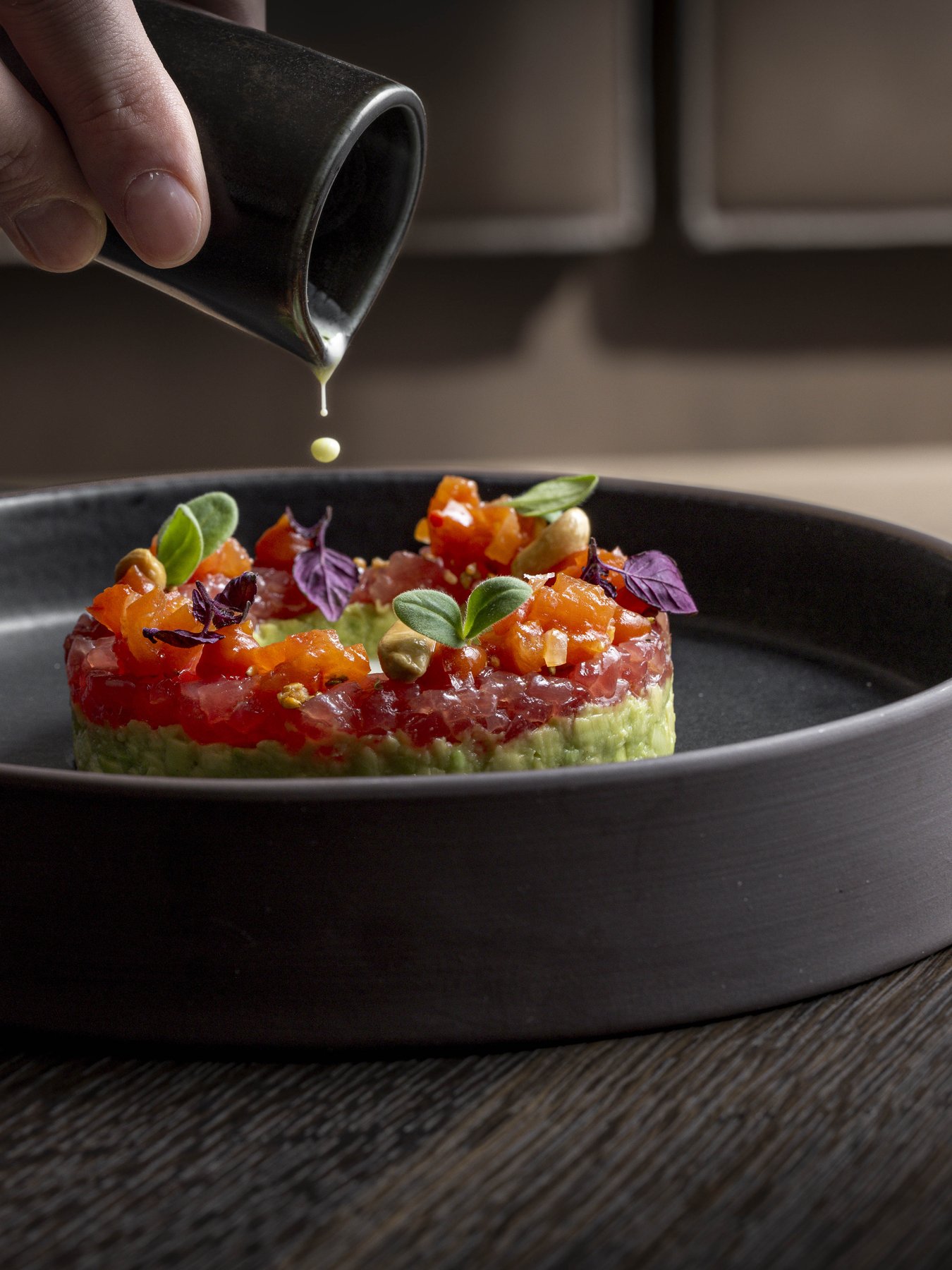 Gourmet-Gericht mit Fokus auf Textur und Farben – Platzl Hotels