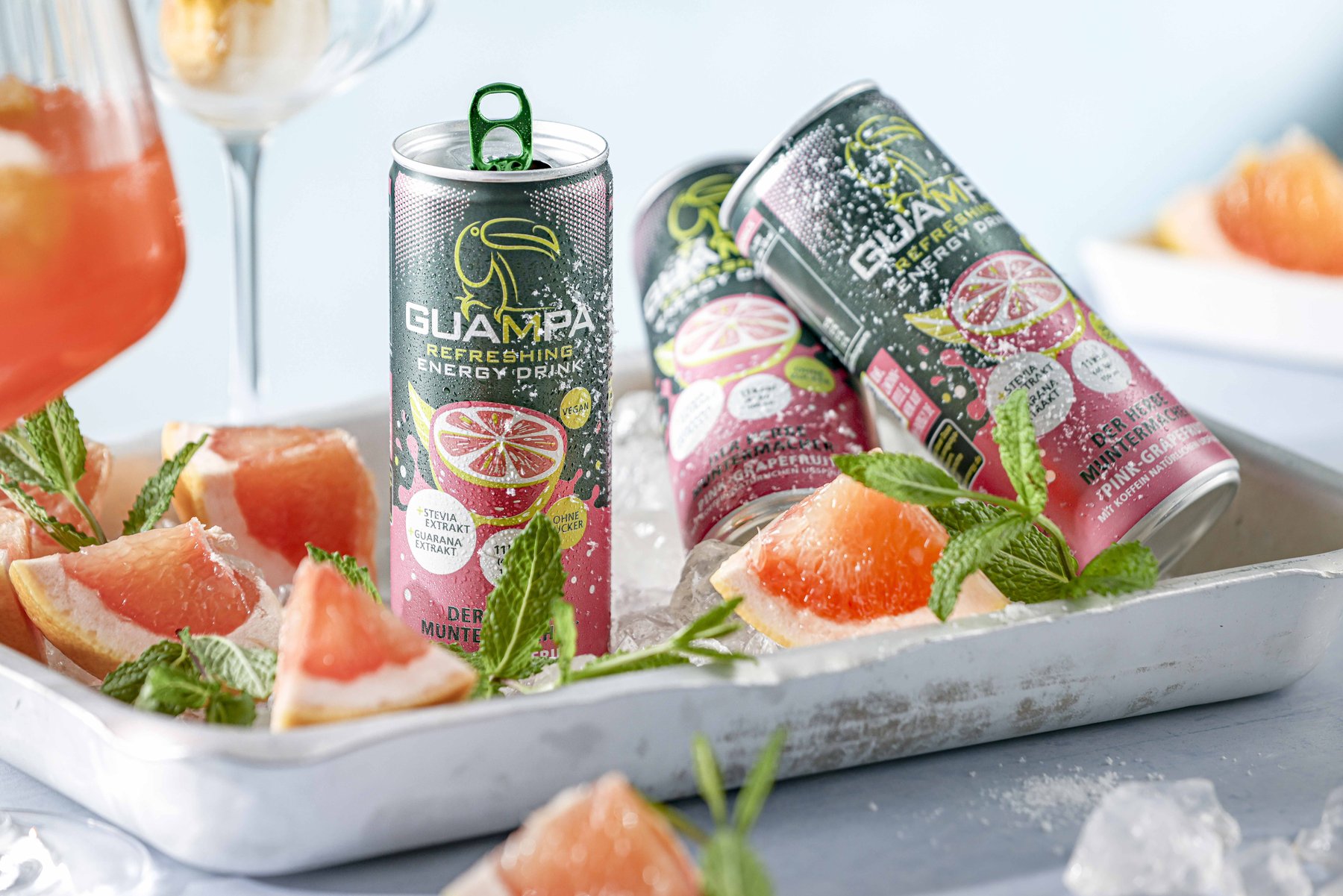 Guampa Energy Dosen mit Grapefruit und Eis erfrischend inszeniert