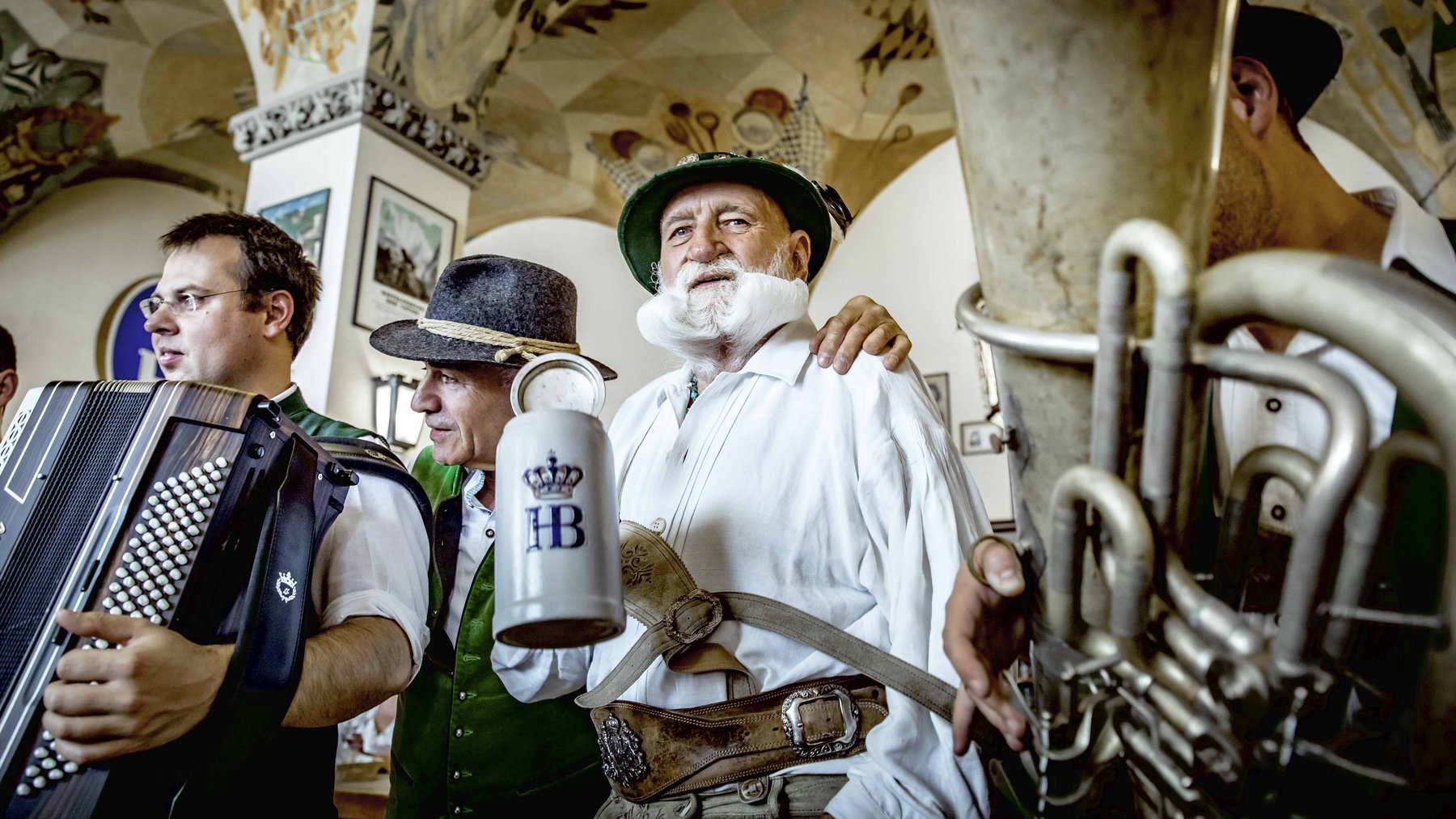 Reportage-Fotografie im bayerischen Wirtshaus: Fokus auf Brauchtum, Musik und Geselligkeit in der Gastronomie.