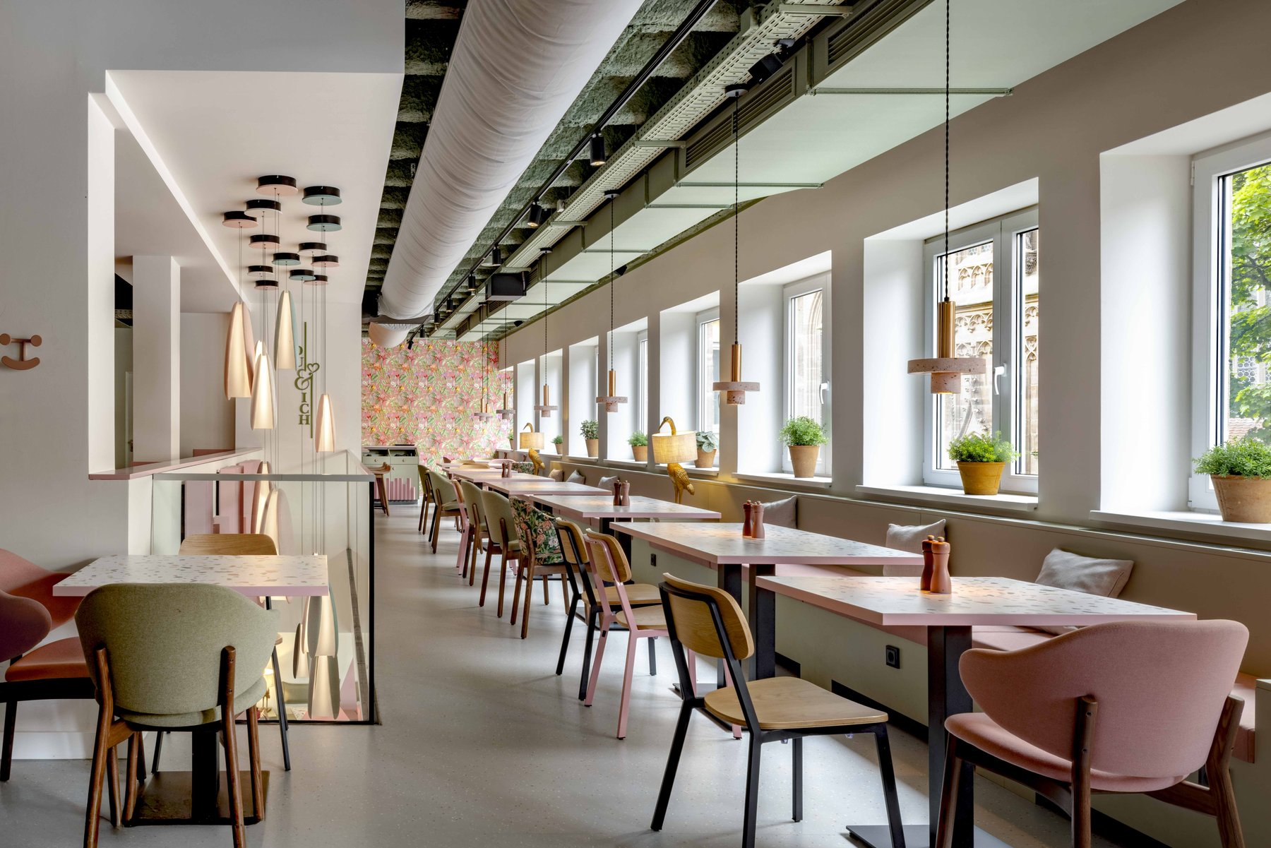 Modernes Interieur mit Design-Fokus – Stimmungsvolle Interieur- und Hospitality-Fotografie von Kitchenkiss – Atmosphäre, Licht und Design für Hotels und Gastronomie.