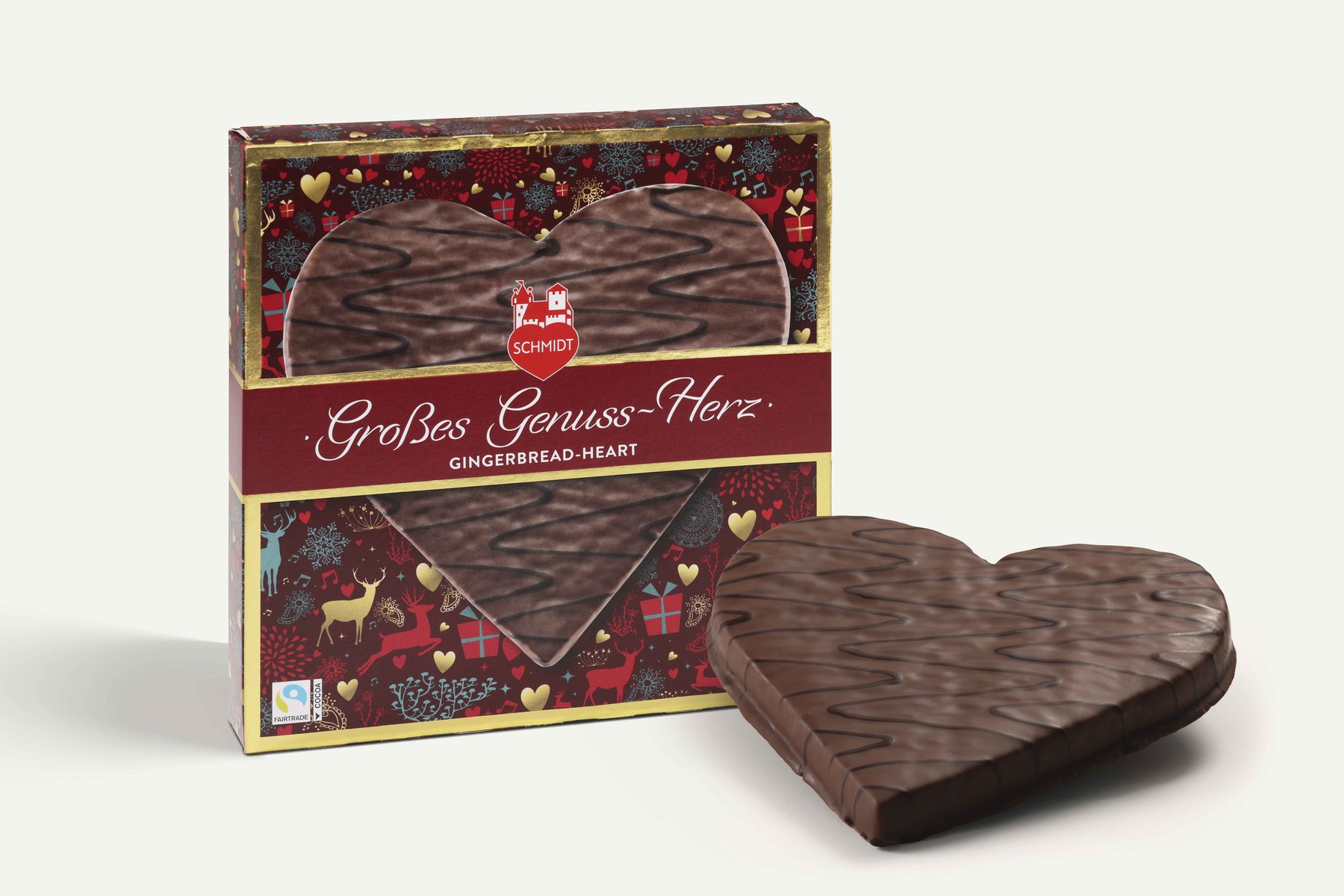 Schokoladen-Lebkuchenherzen mit Packung auf weißem Grund